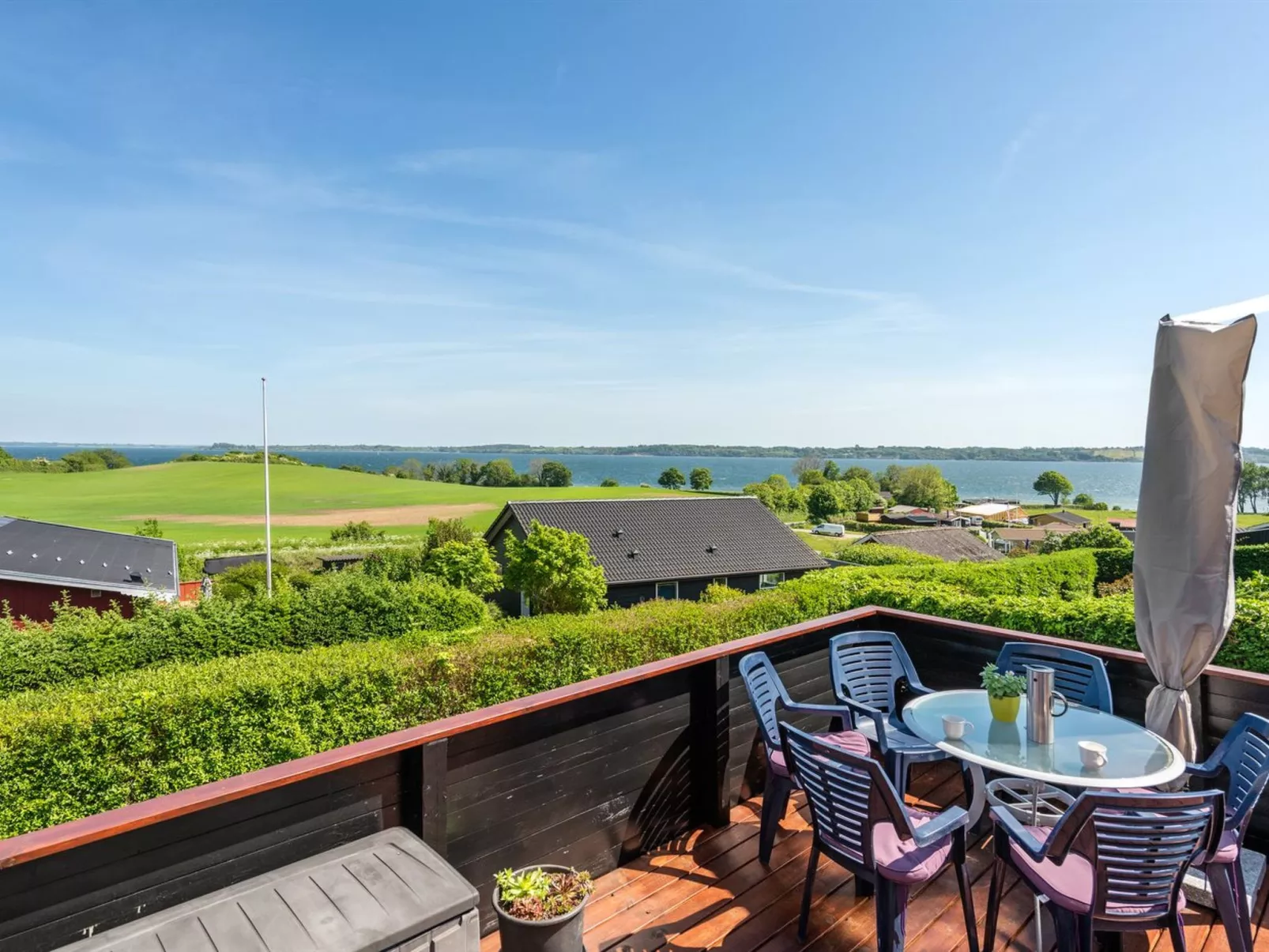 "Axeln" - 300m to the fjord-Outside