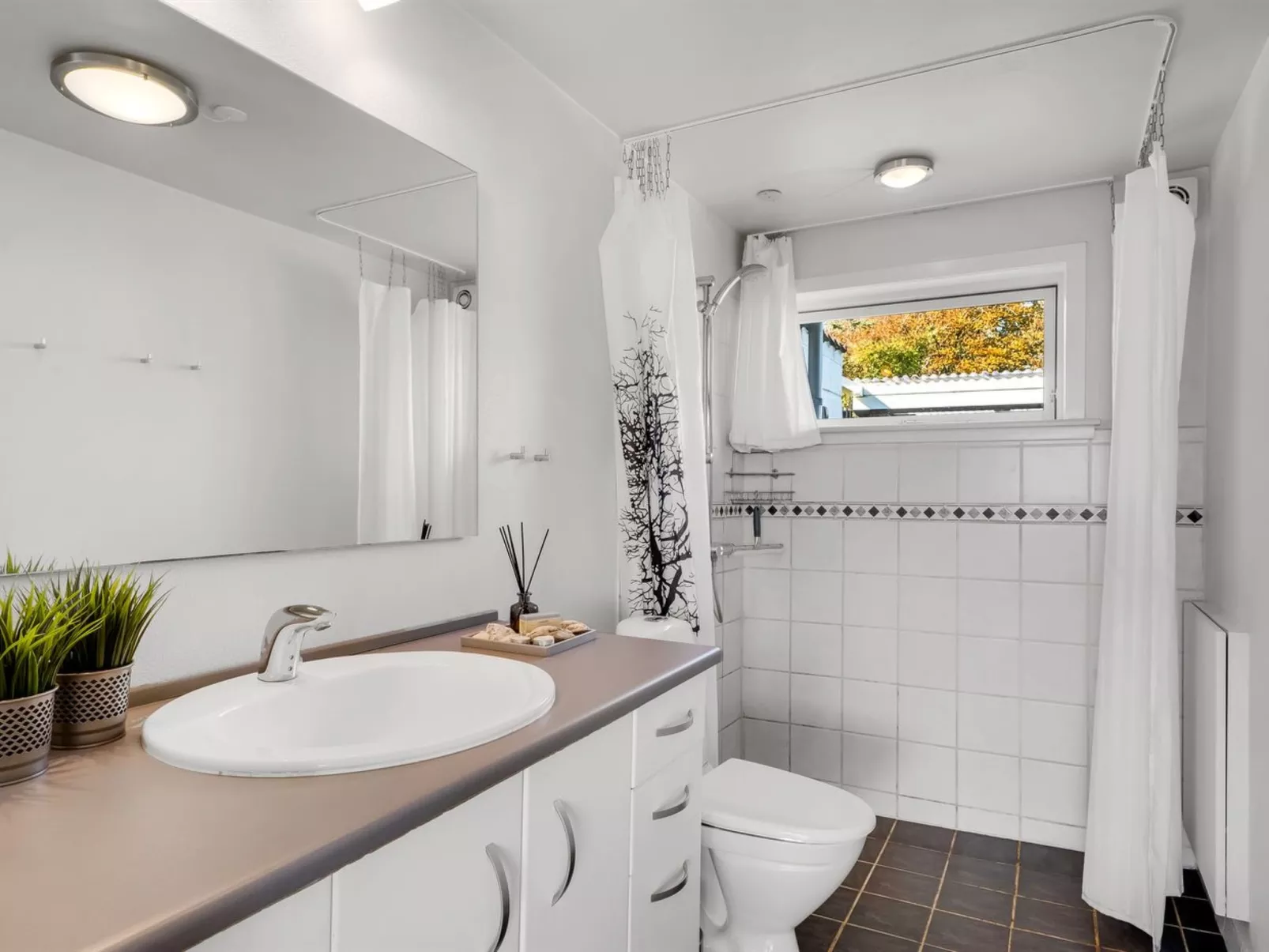 "Dunja" - 200m to the fjord-Drinnen