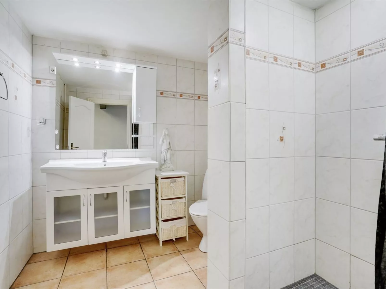 "Knut" - 10km from the sea-Inside