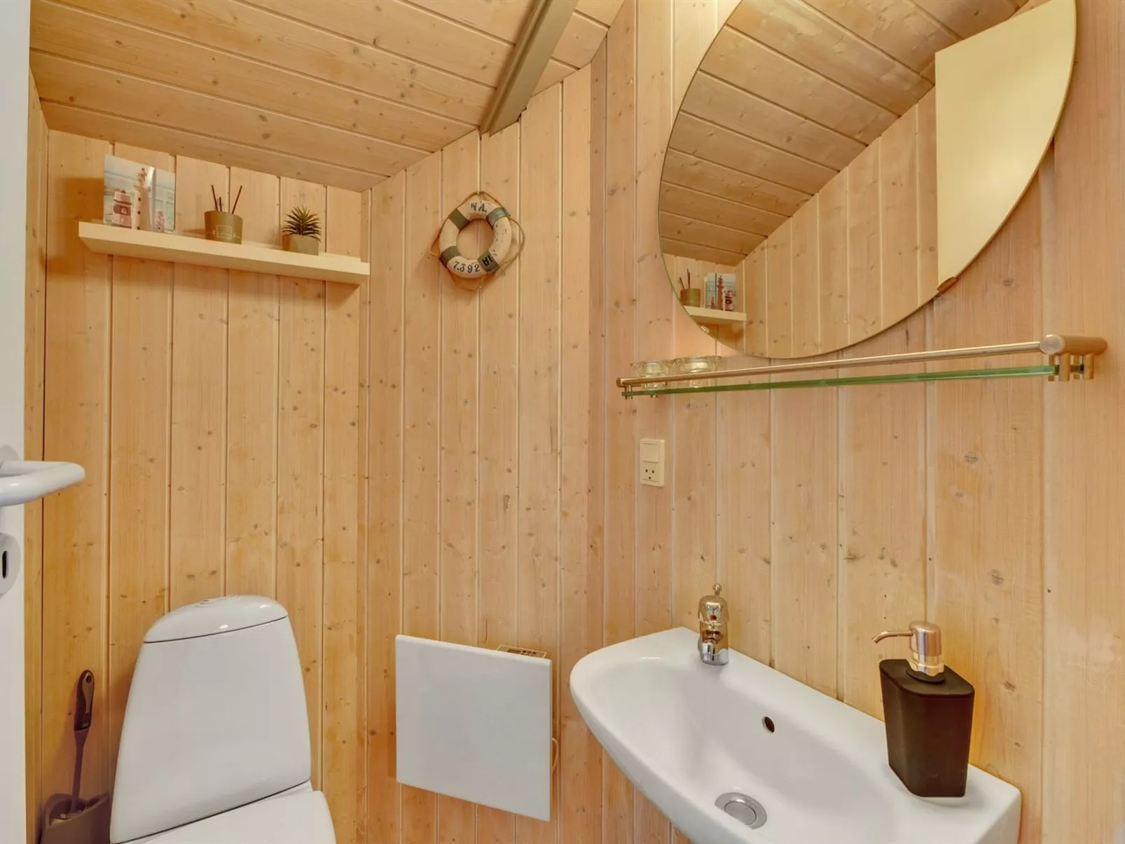 "Durita" - 600m to the fjord-Drinnen