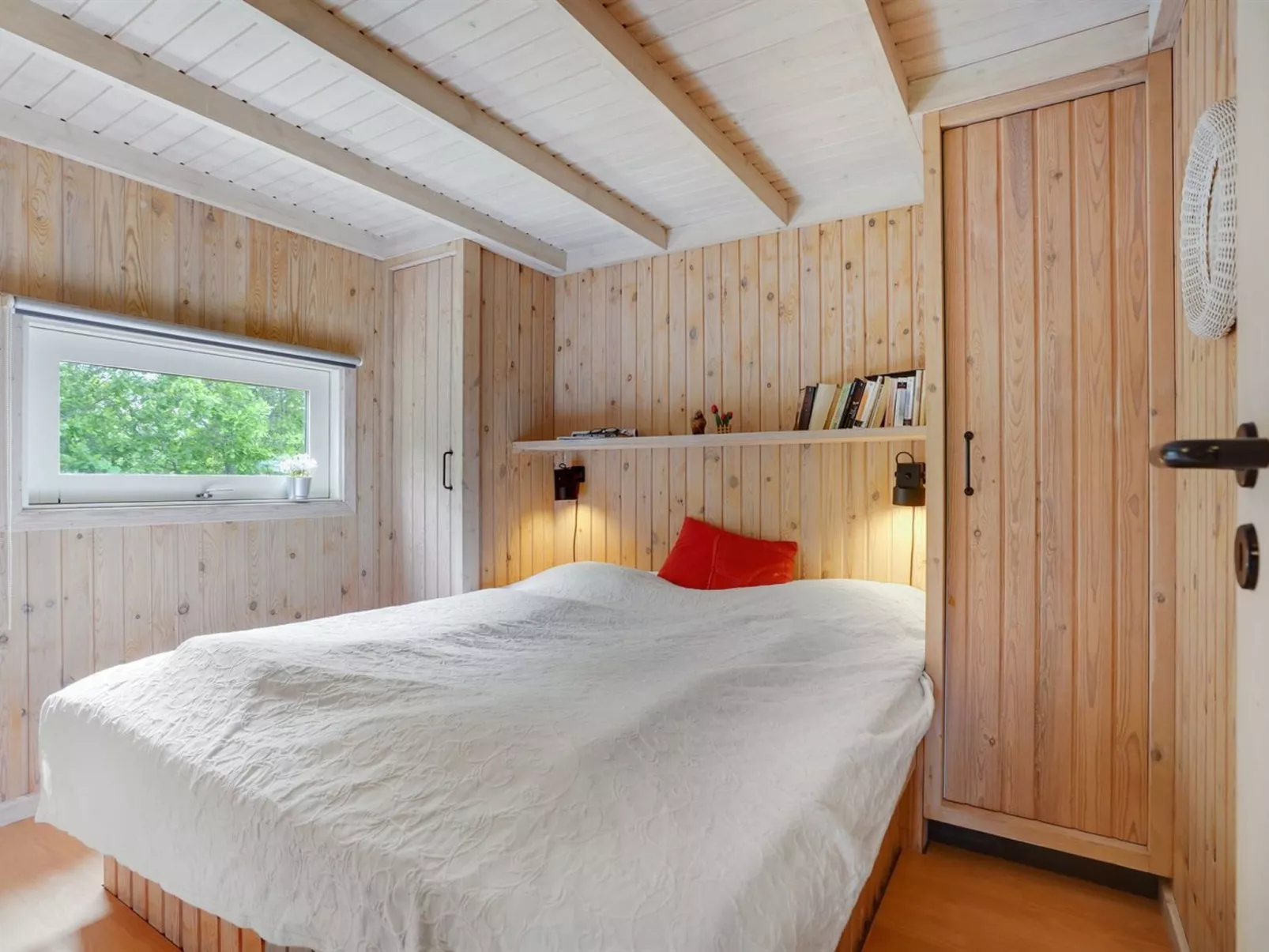 "Evan" - 1.3km from the sea-Inside