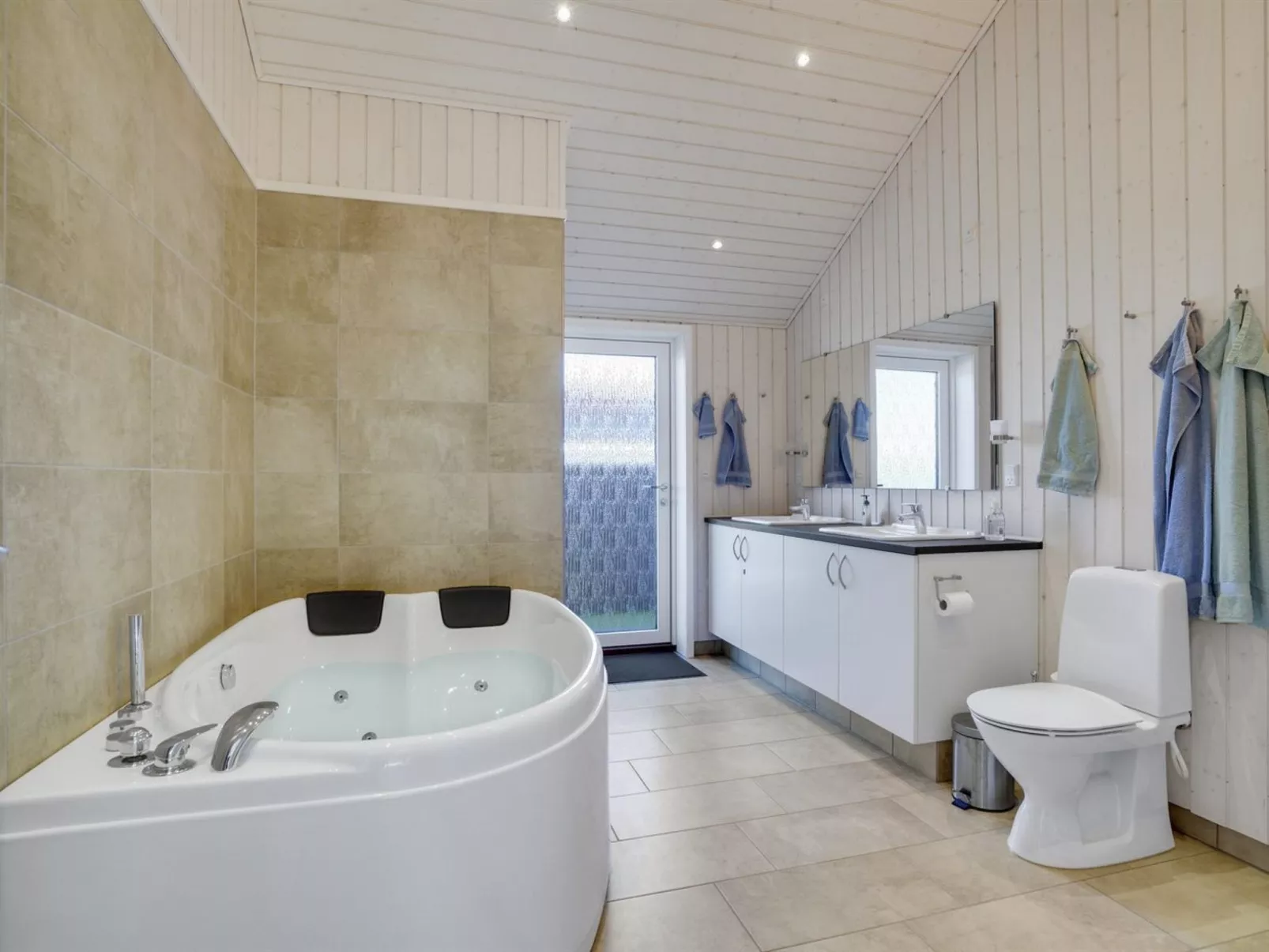 "Lander" - 20m from the sea-Inside