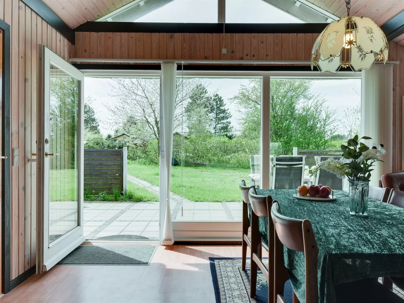 "Henna" - 550m to the fjord-Drinnen