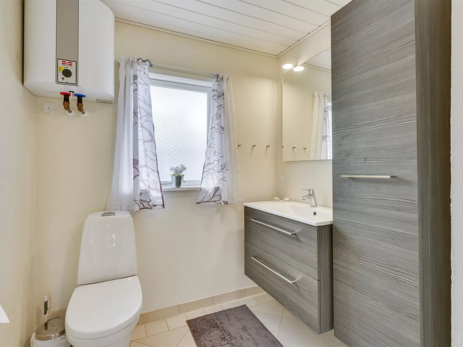 "Elizabeth" - 400m to the fjord-Inside