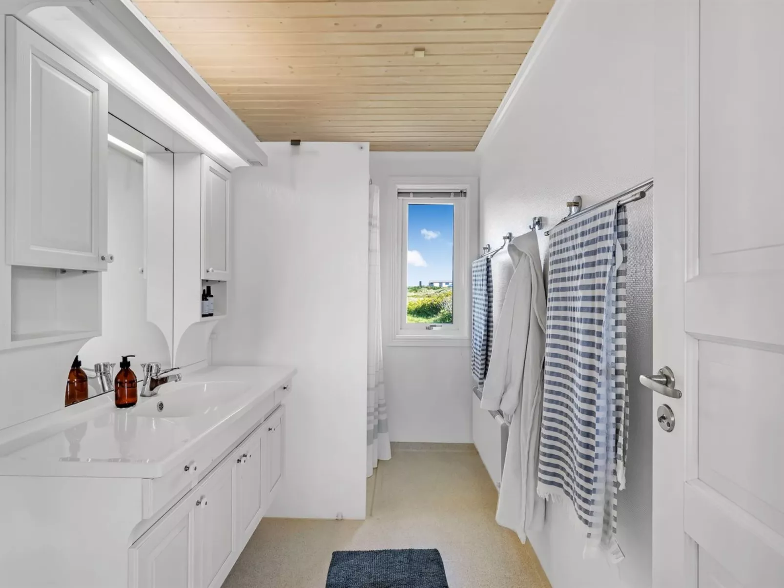 "Aise" - 75m from the sea-Inside