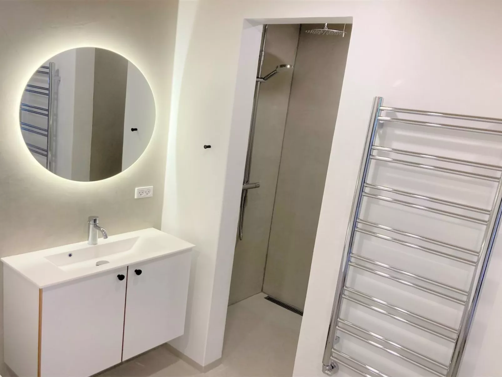 "Emin" - 100m from the sea-Drinnen