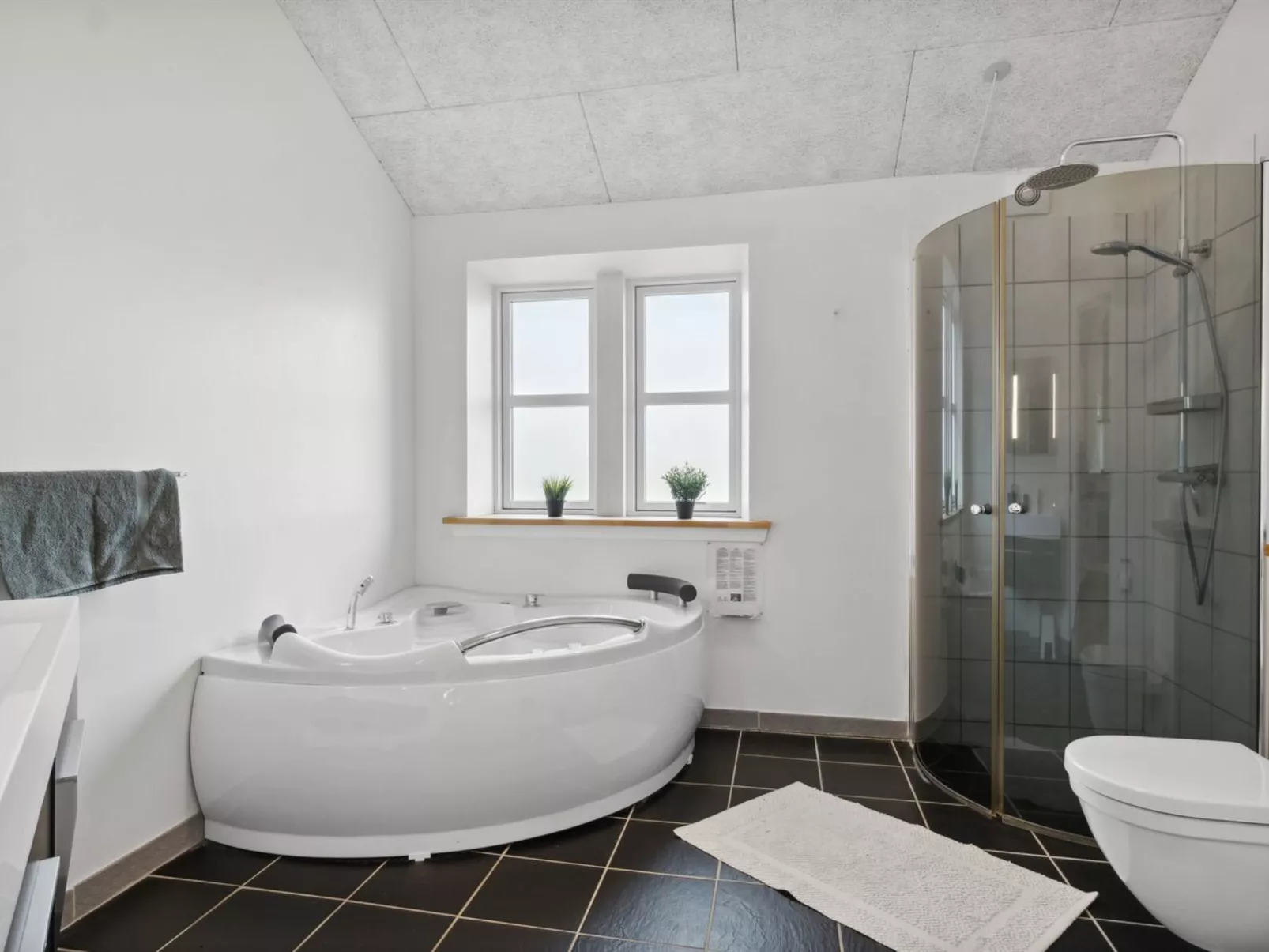 "Ljupco" - 500m to the fjord-Drinnen