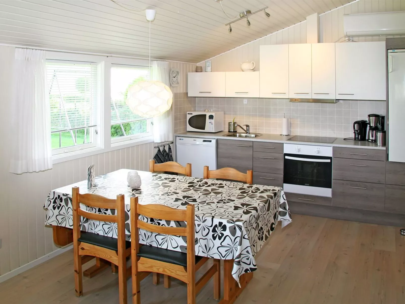 "Ilya" - 90m to the fjord-Dedans