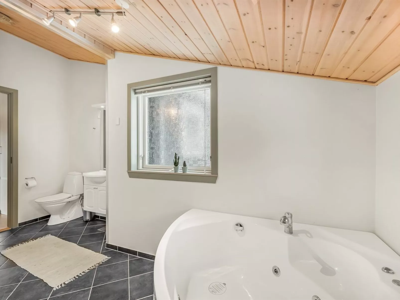 "Kai" - 500m to the fjord-Inside