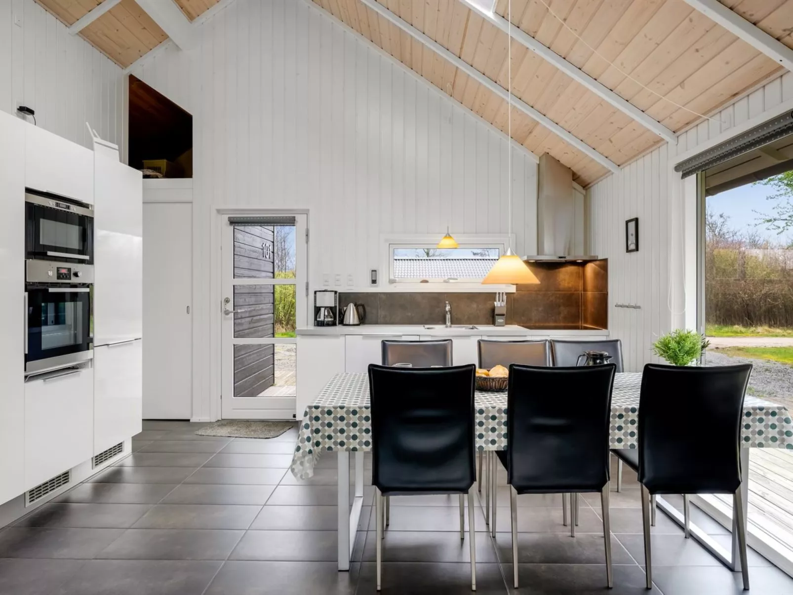 "Ketilbiorn" - 1.2km to the fjord-Inside