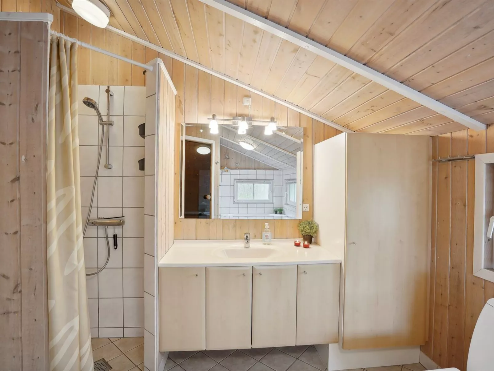 "Tinka" - 1.2km to the fjord-Inside