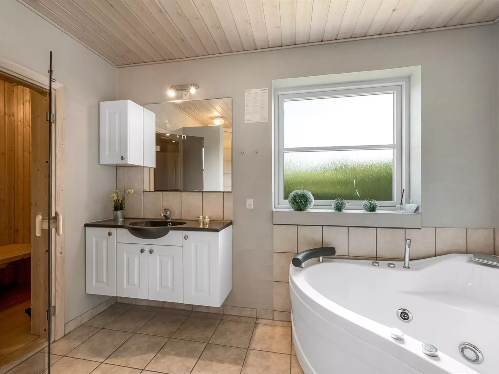 "Saara" - 700m to the fjord-Drinnen