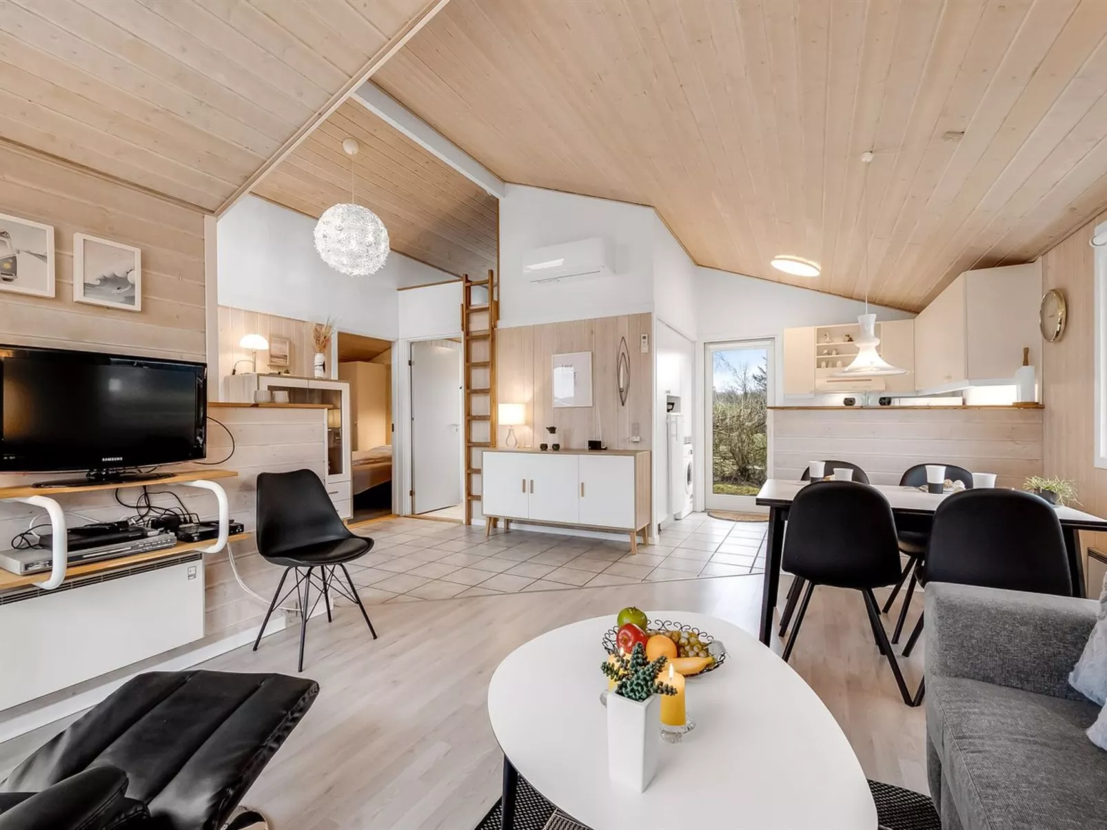 "Marten" - 1.2km to the fjord-Inside