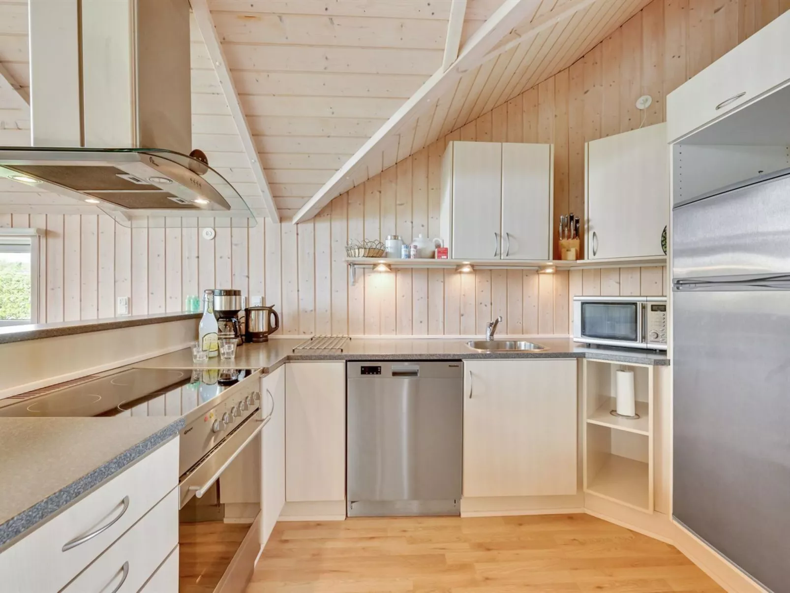 "Binna" - 1.2km to the fjord-Drinnen