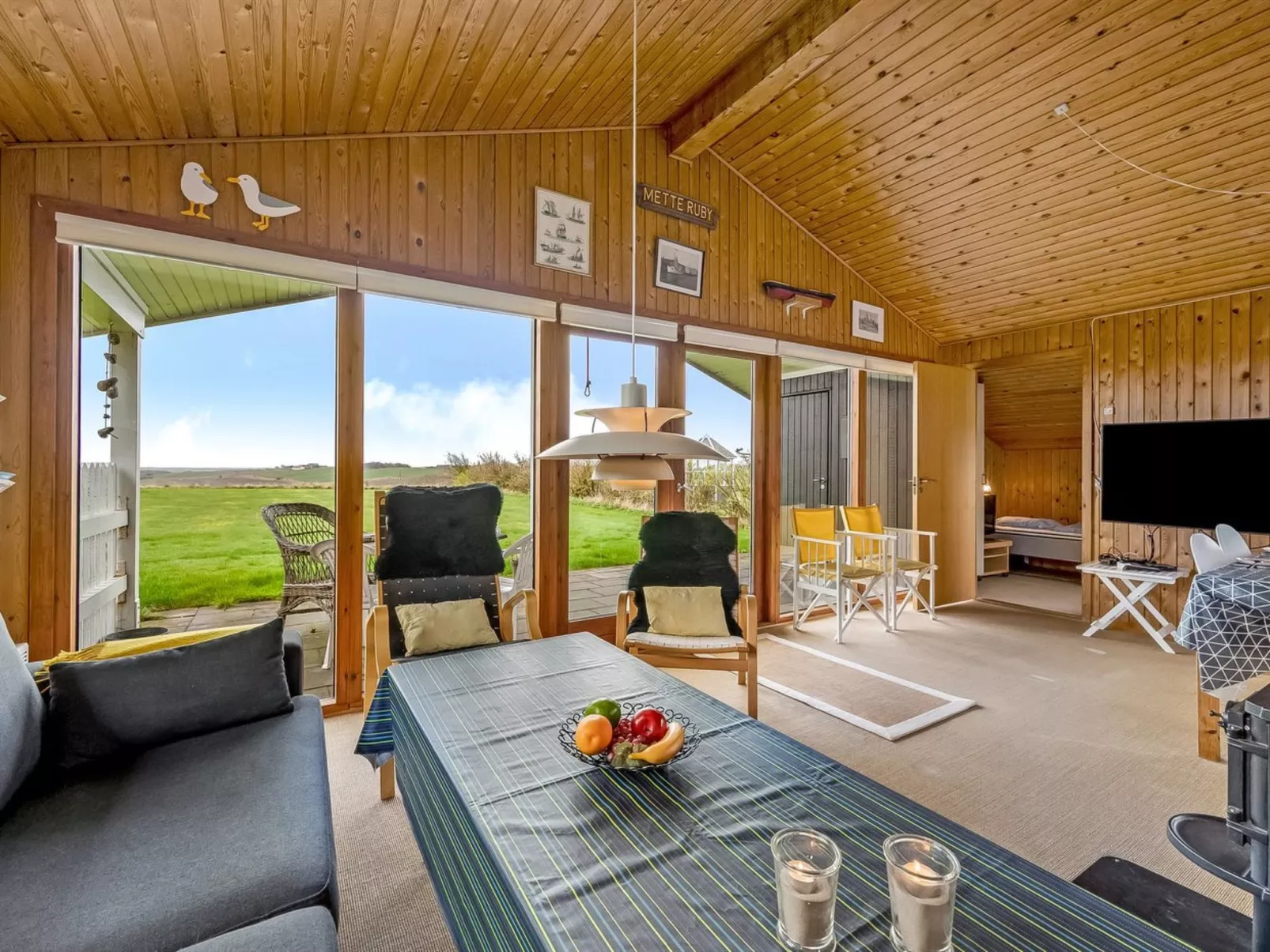 "Tanea" - 700m to the fjord-Drinnen