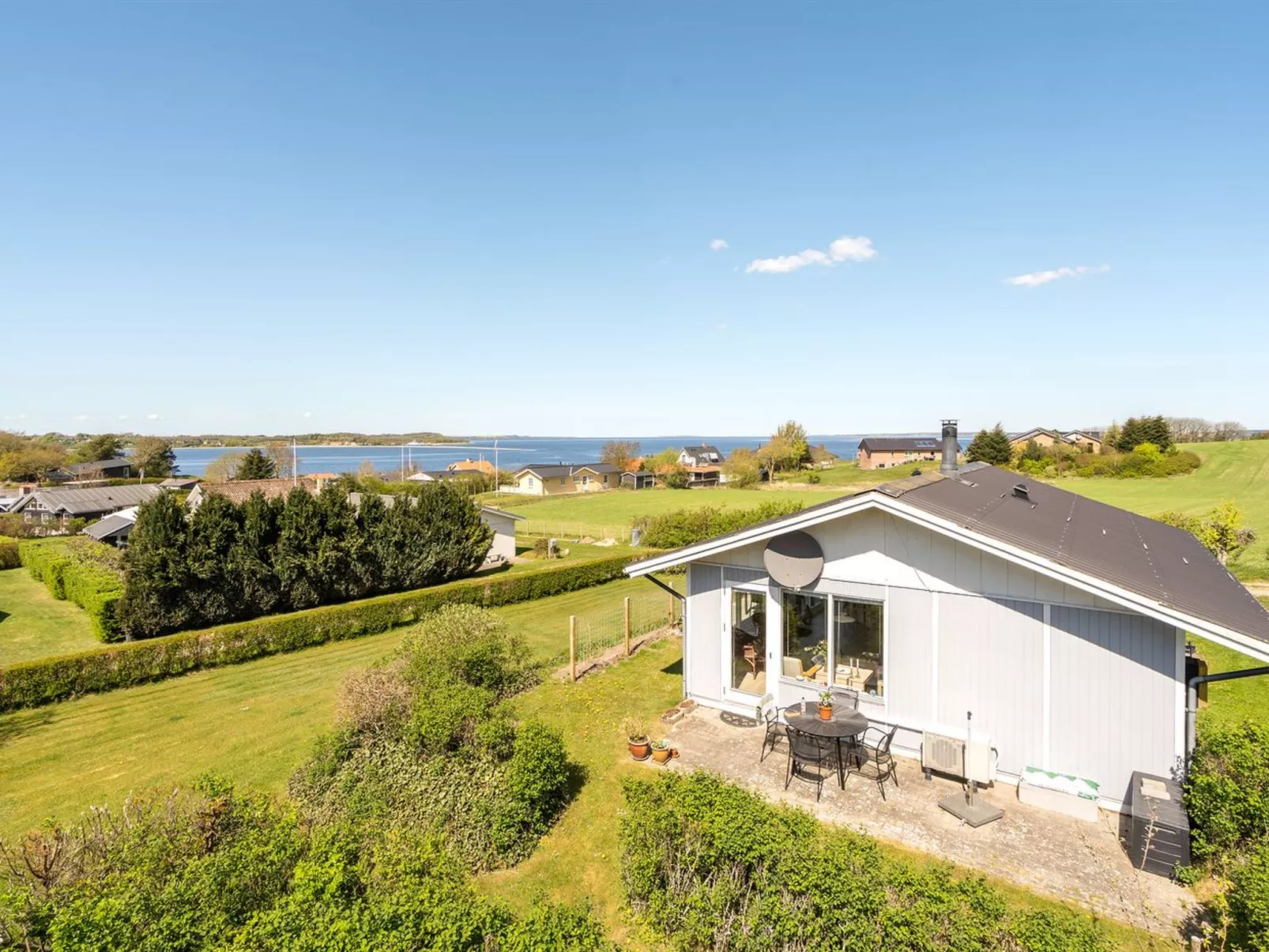 "Vasilij" - 300m to the fjord-Outside