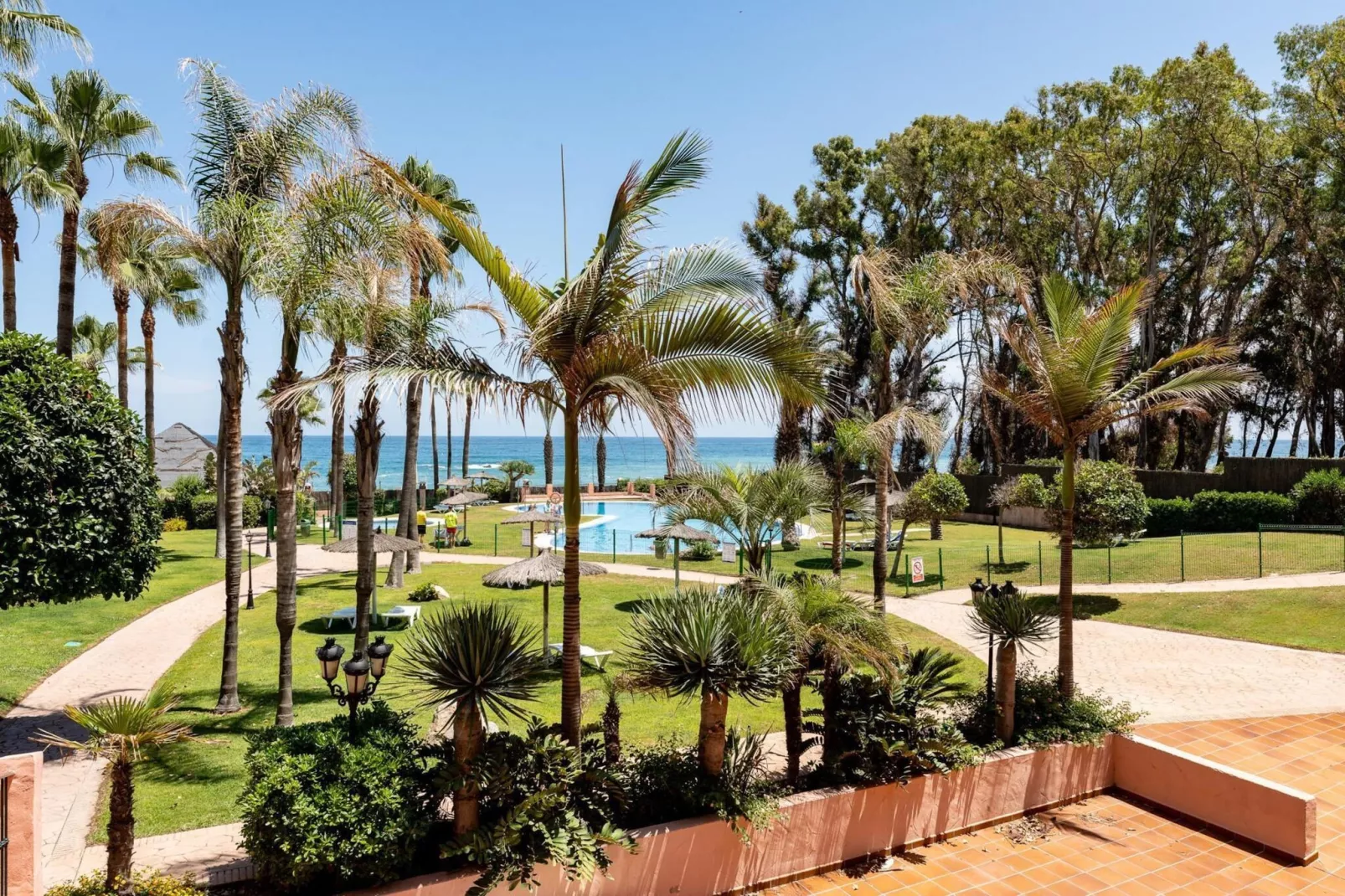 CT 240 - Beachfront Apartment -Don Juan Manilva-Jardins en été