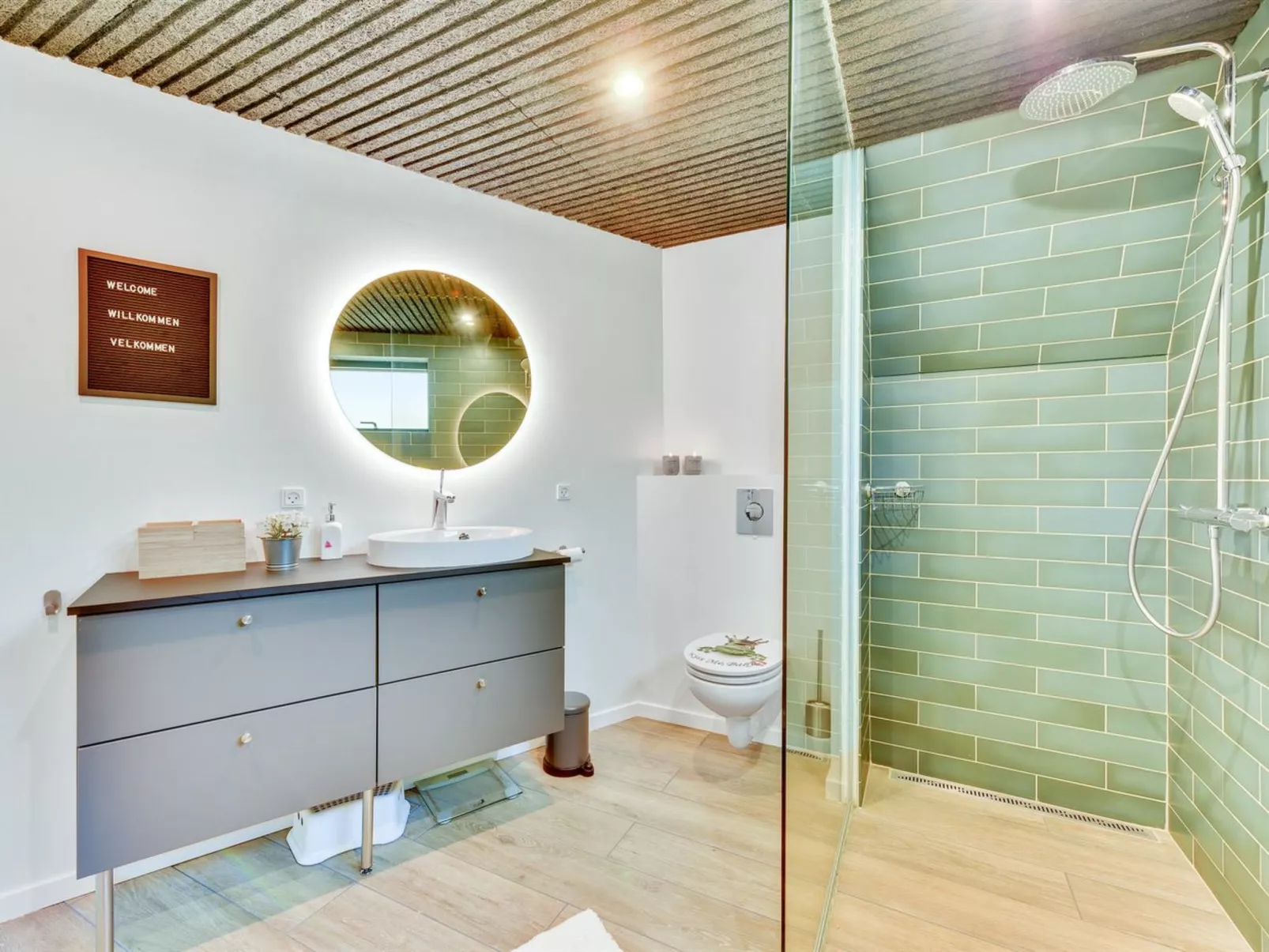 "Emilie" - 250m to the fjord-Drinnen