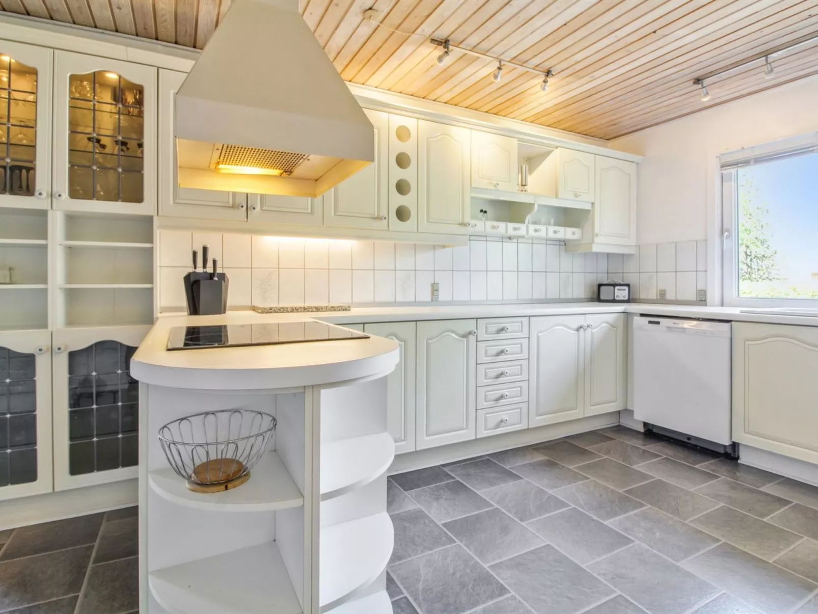 "Aku" - 24km from the sea-Drinnen