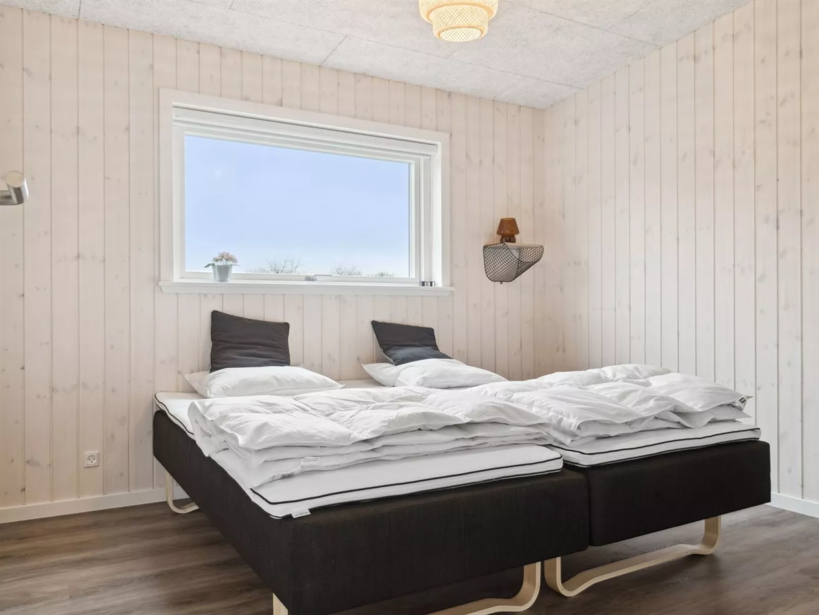 "Harrieth" - 300m from the sea-Inside