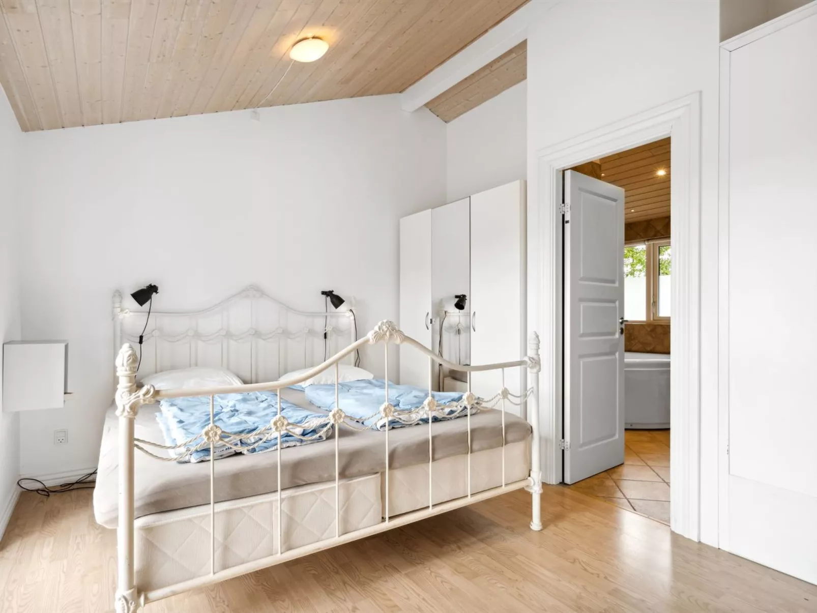 "Thjodulf" - 300m from the sea-Inside