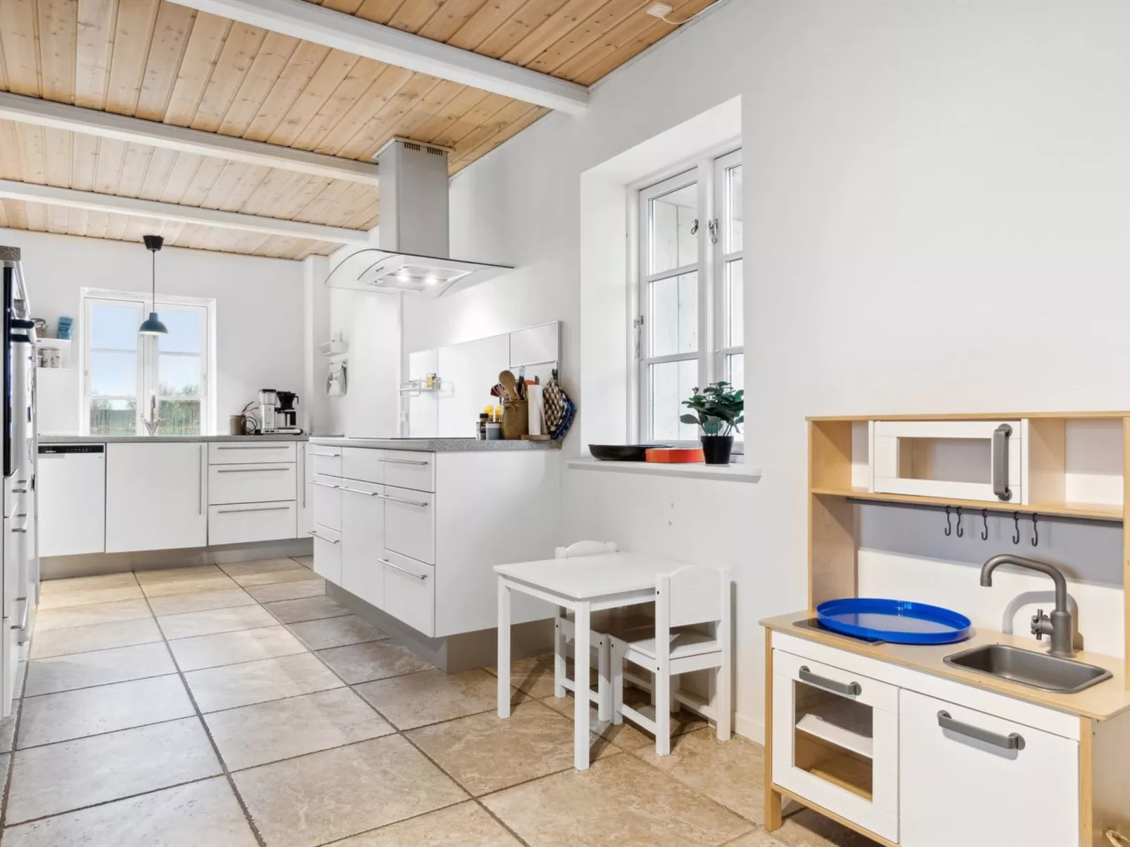 "Adrienne" - 6.4km from the sea-Inside