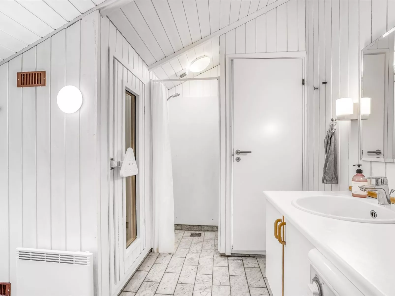 "Bjart" - 1.5km from the sea-Dedans