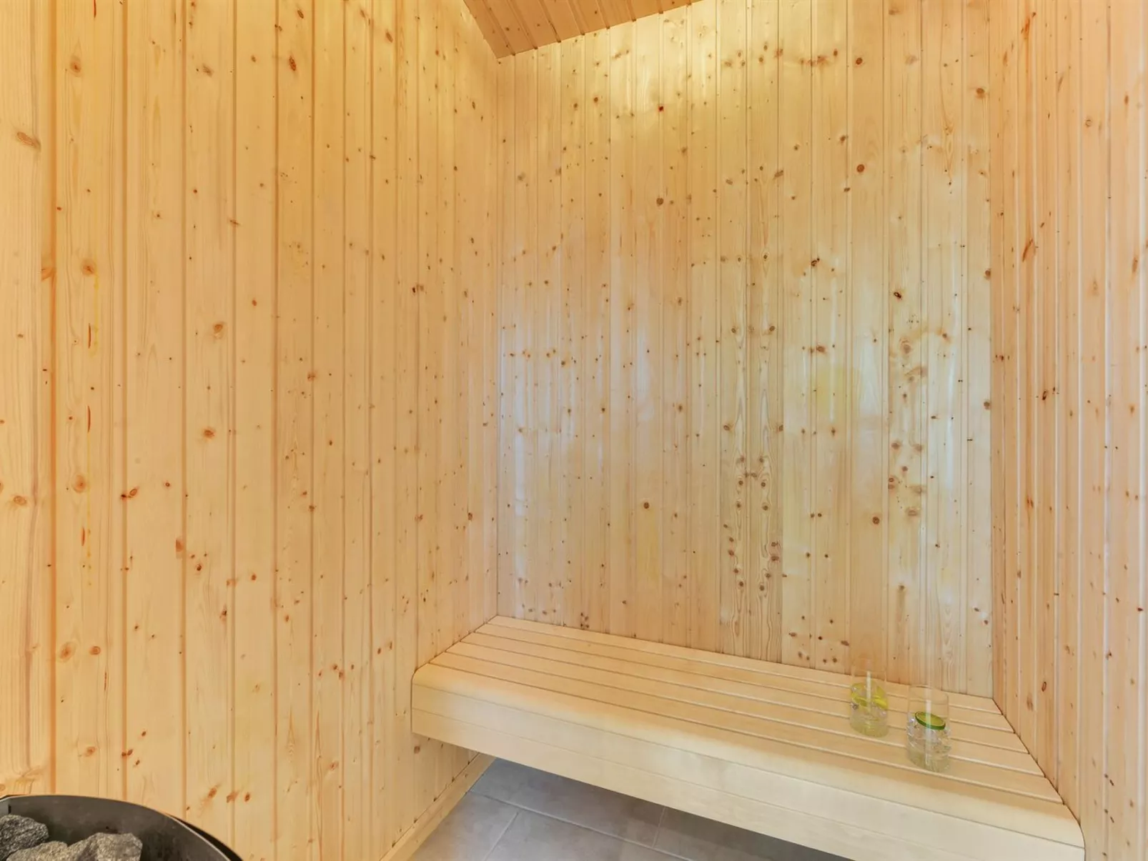 "Merve" - 800m to the fjord-Inside