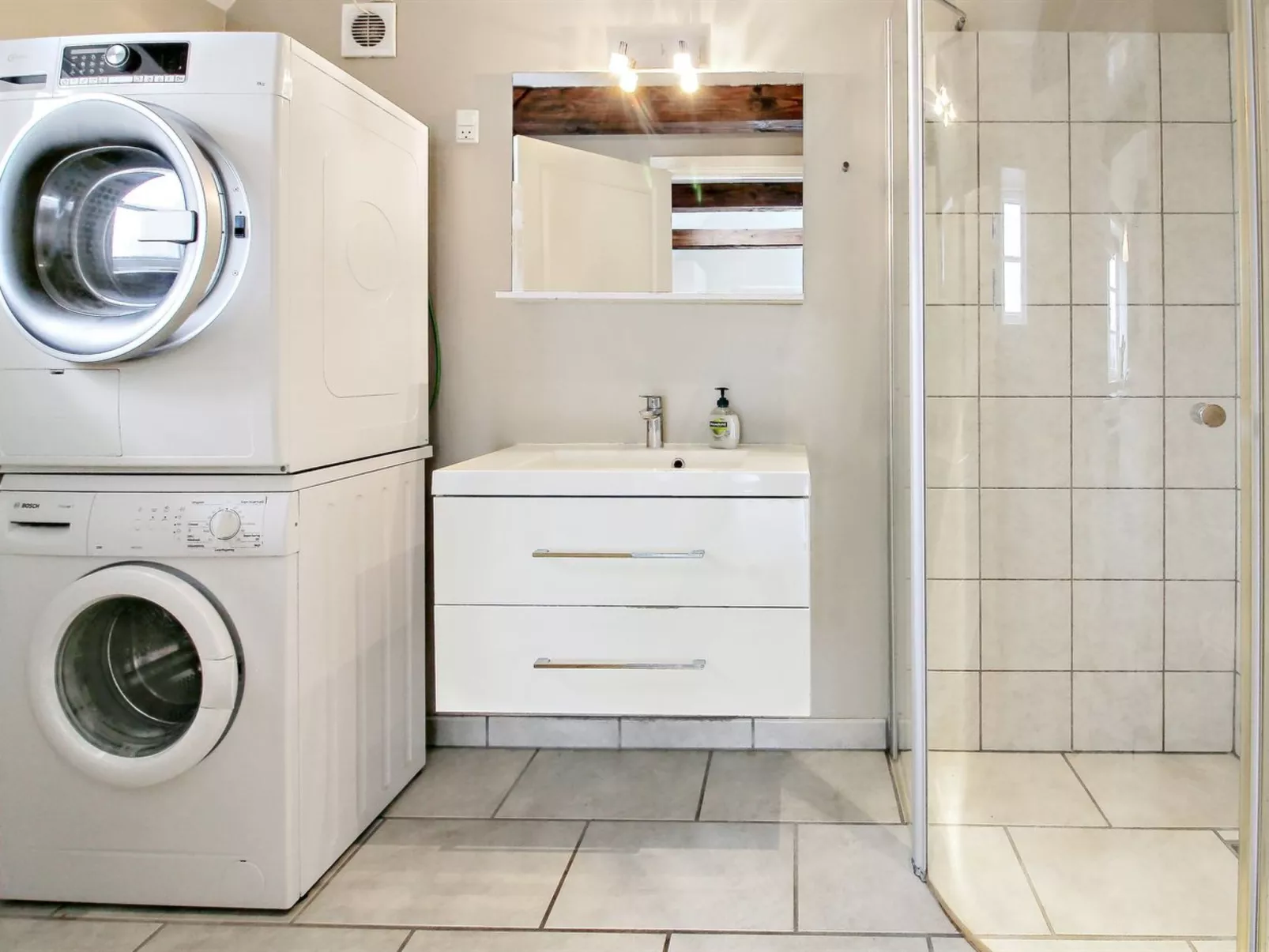 "Thrine" - 24km from the sea-Dedans