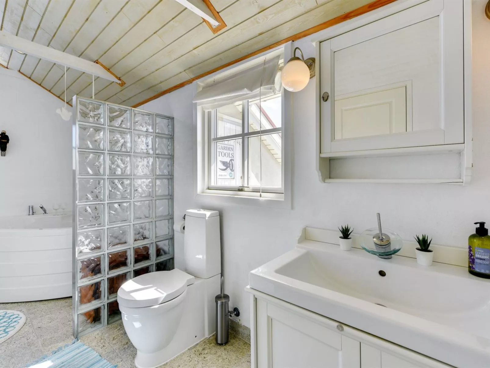 "Heilo" -  from the sea-Drinnen