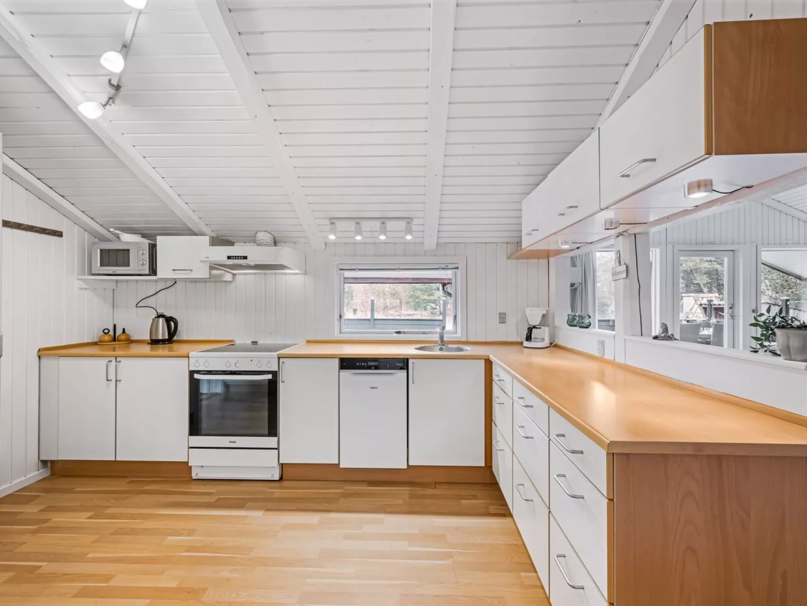 "Orm" - 2.3km from the sea-Drinnen