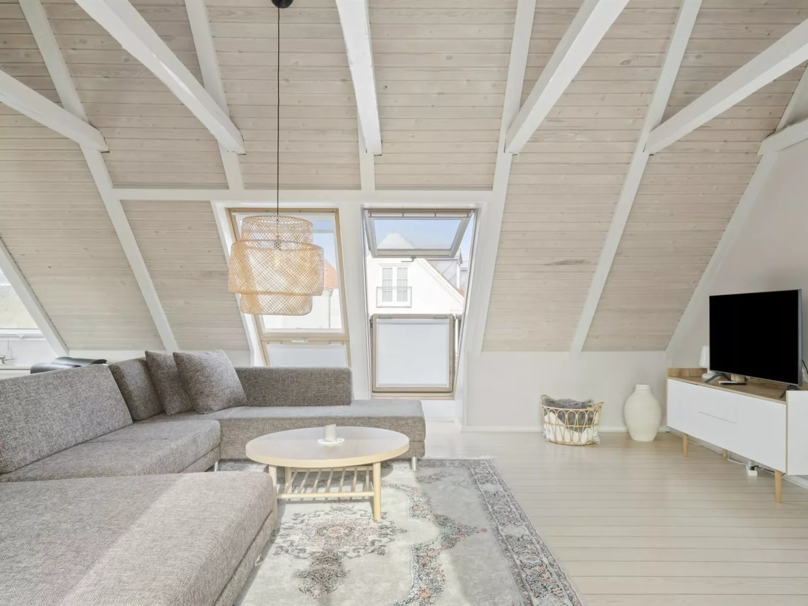 "Edin" - 100m from the sea-Drinnen