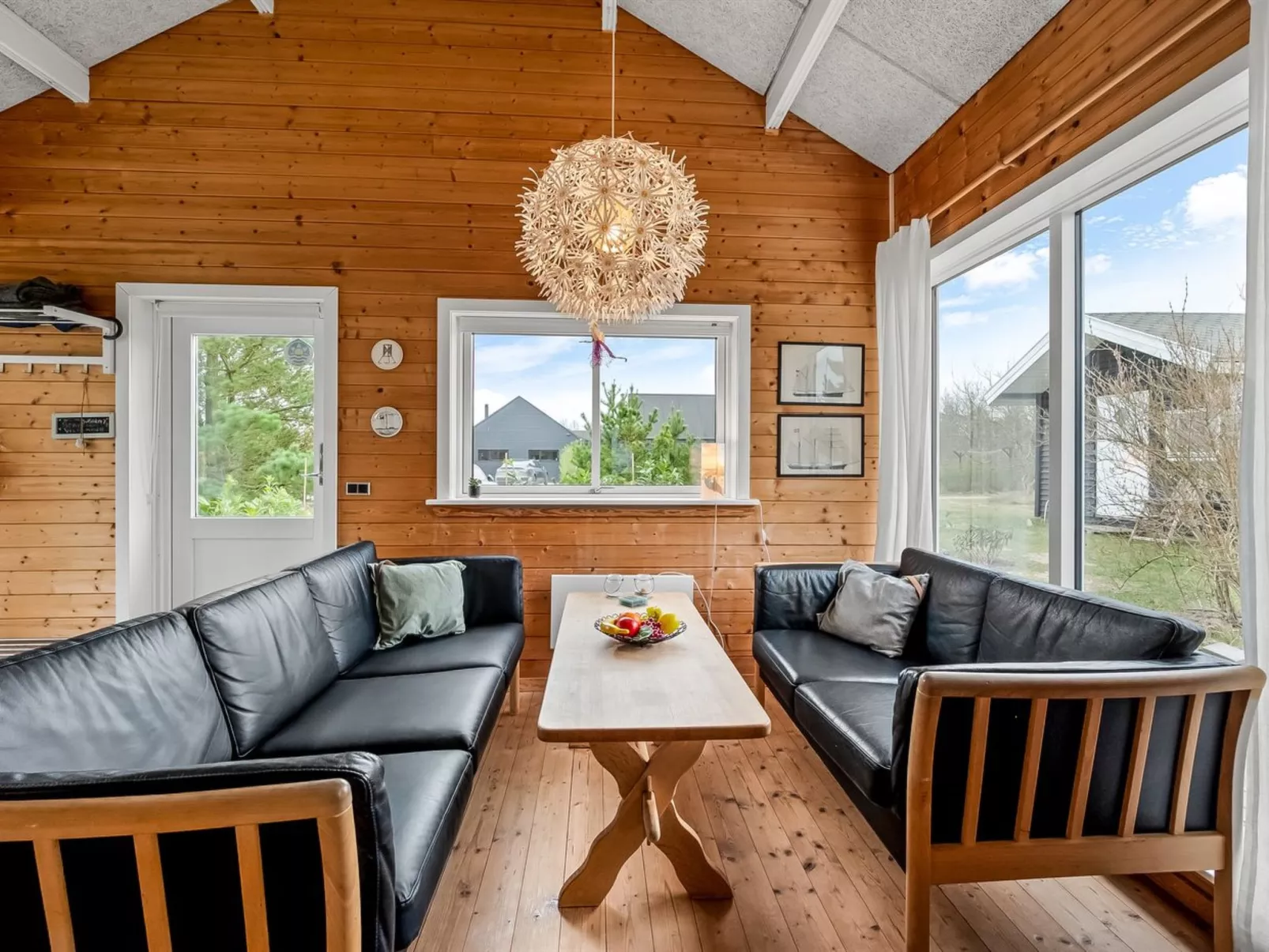 "Oddger" - 250m to the fjord-Drinnen