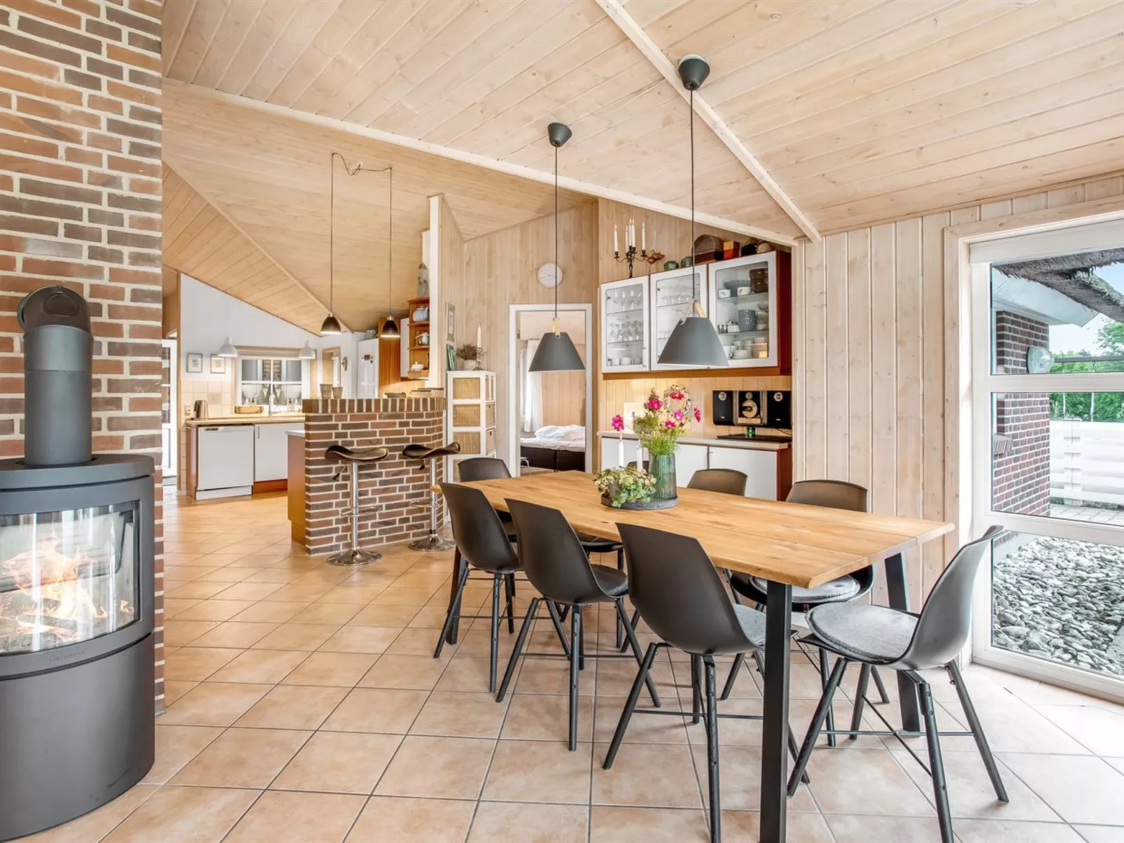 "Ronna" - 2.2km from the sea-Inside