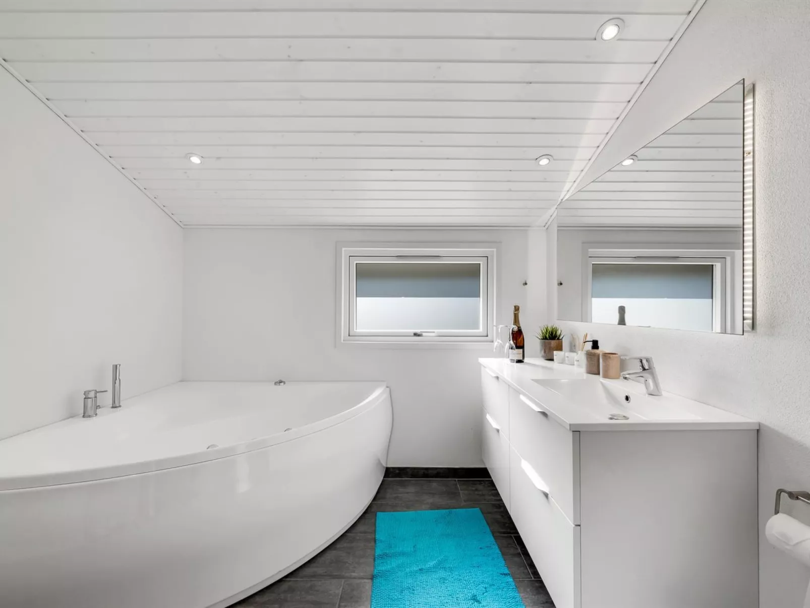 "Eirik" - 2.5km from the sea-Inside