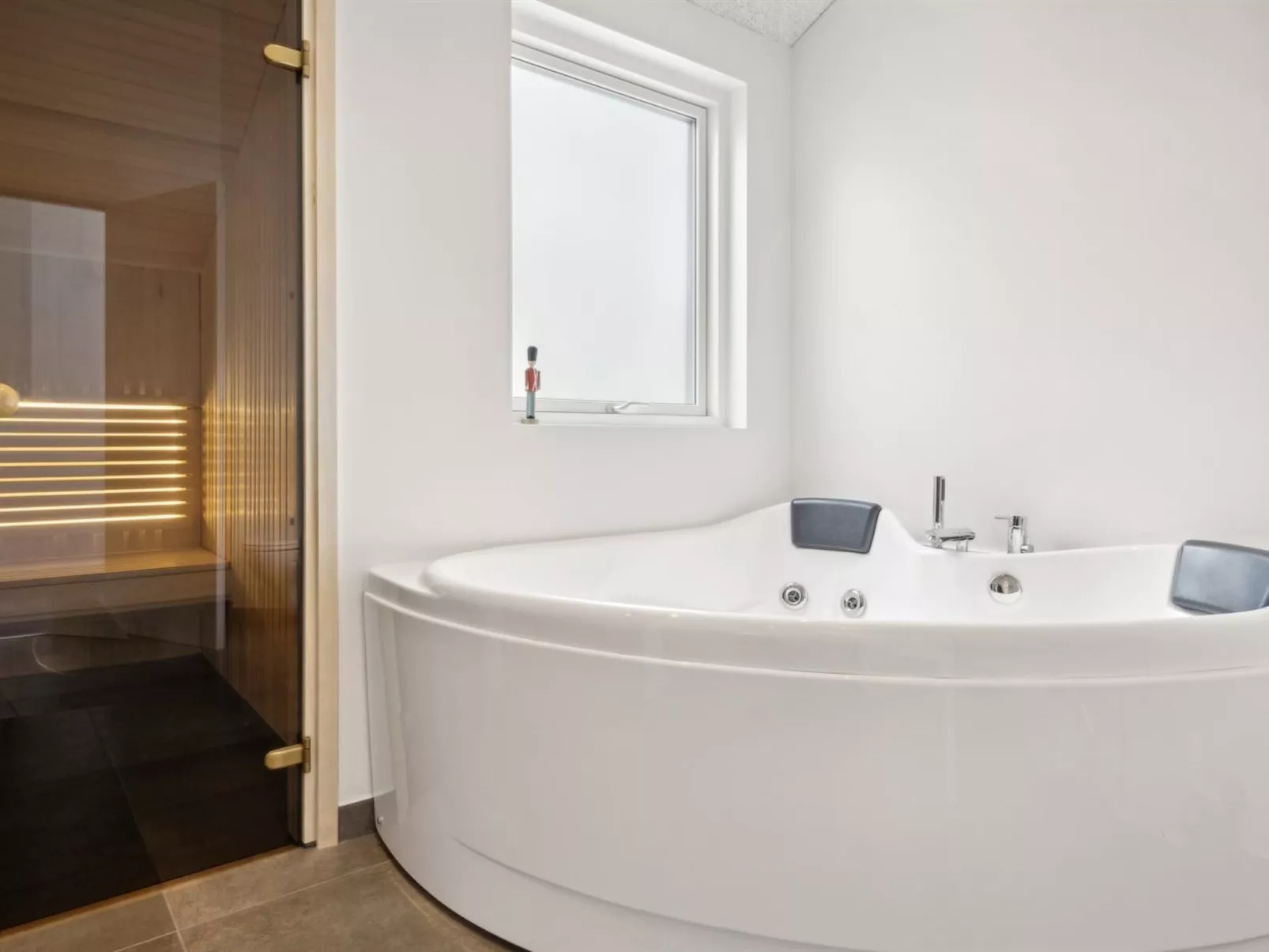 "Stygg" - 75m from the sea-Inside