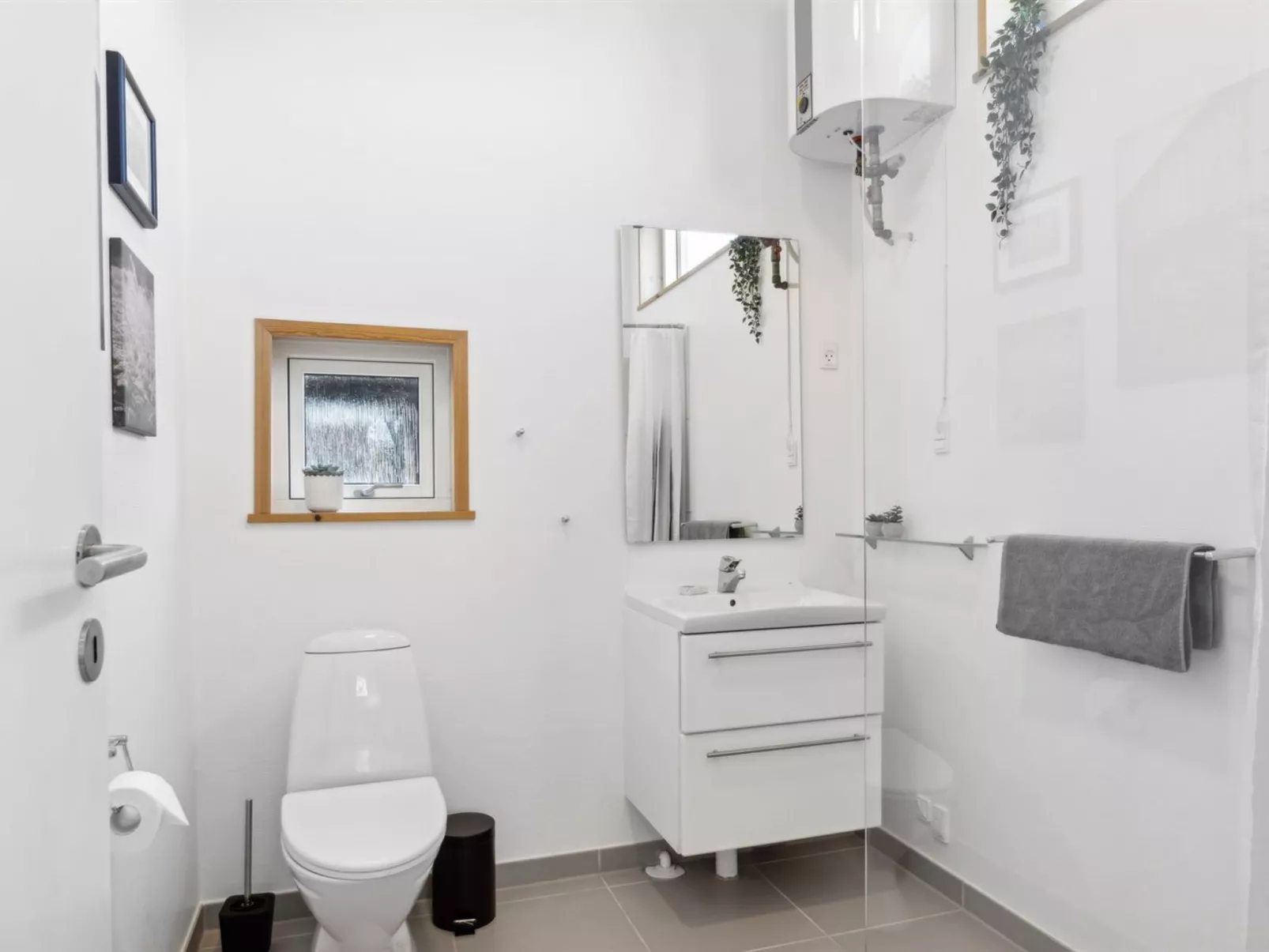 "Sheemen" - 900m from the sea-Inside