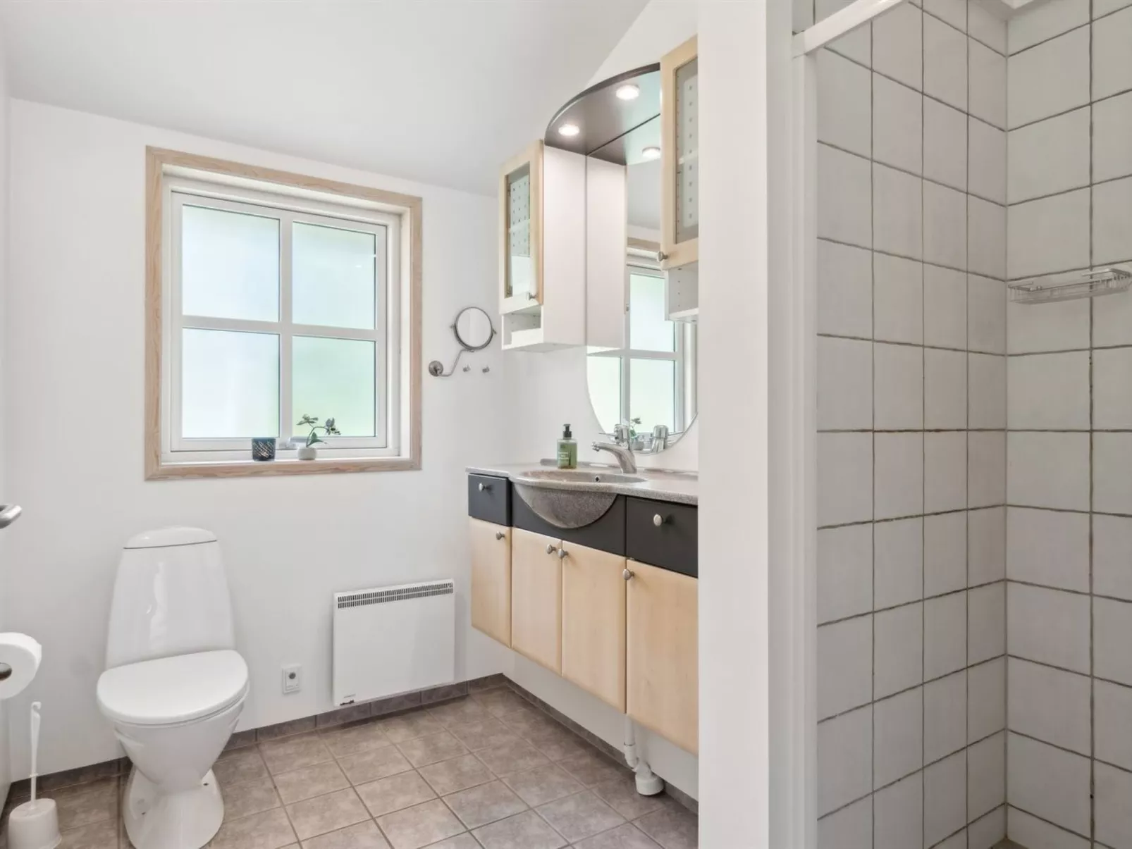 "Launo" - 1.1km to the fjord-Drinnen