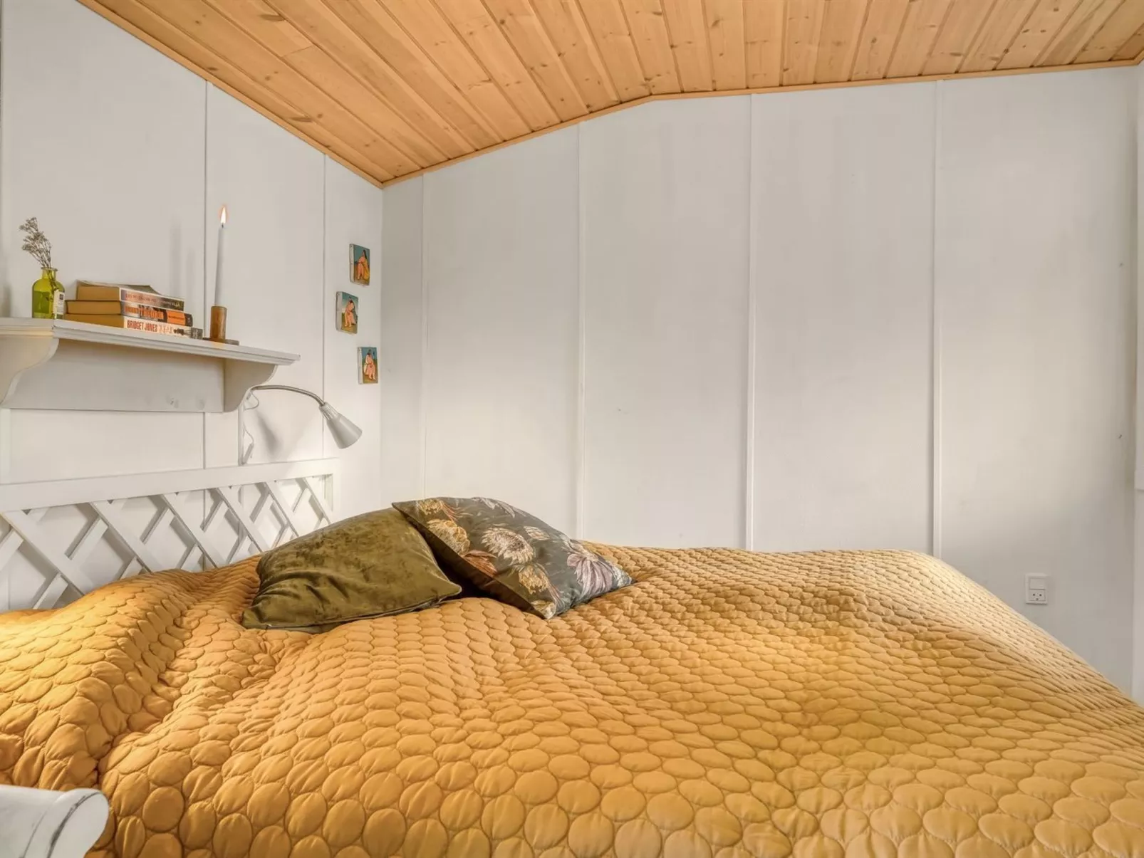 "Ellinore" -  from the sea-Drinnen