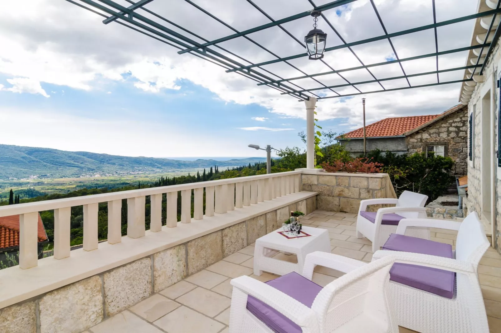 Villa Falcon Rook - Four-Bedroom Villa with Terrace and Swimming Pool-Terrasse / balcon