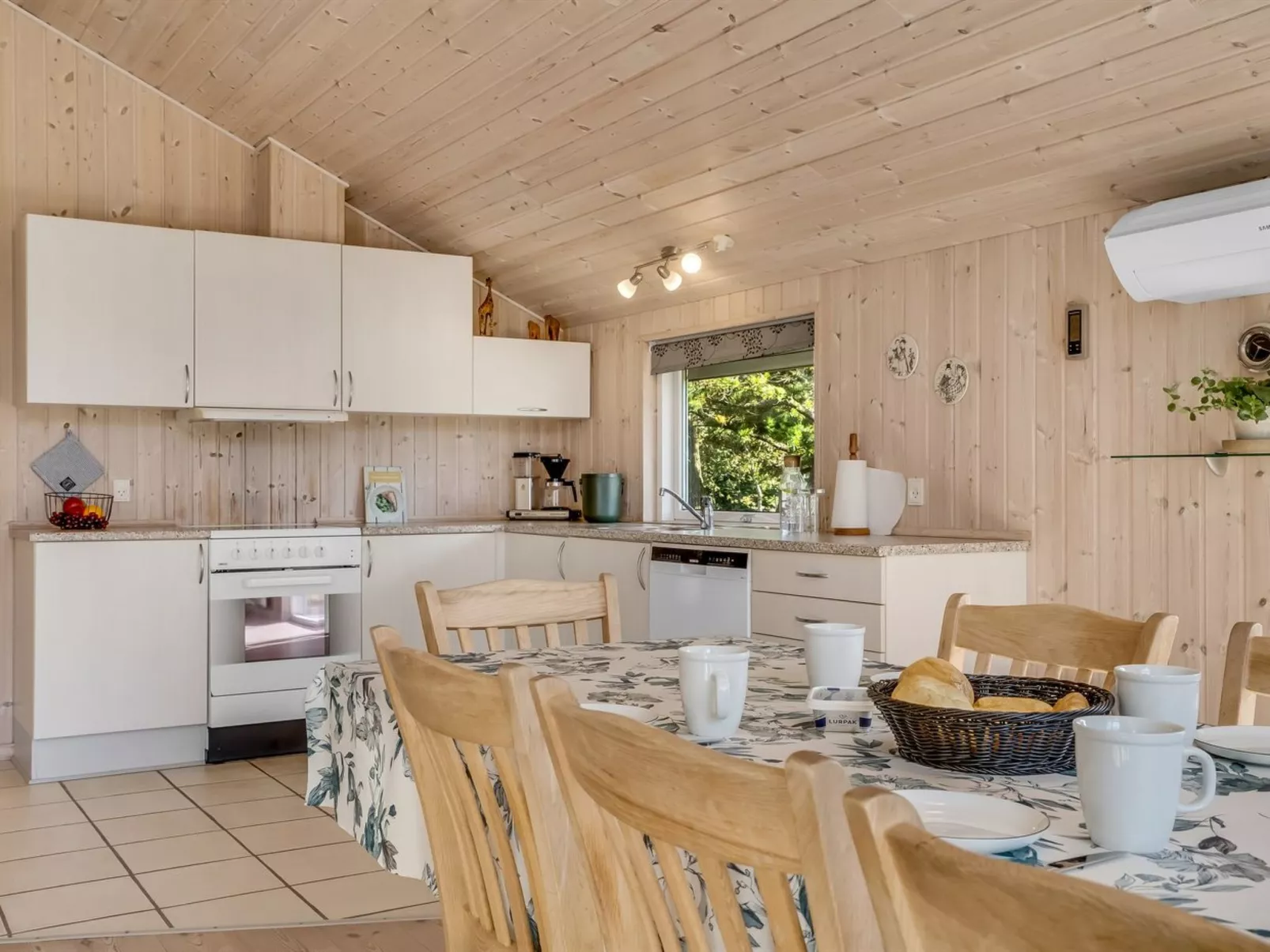 "Skrollan" - 200m to the fjord-Inside