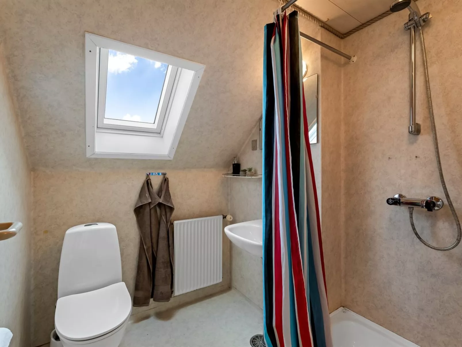 "Trpana" - 1km to the fjord-Drinnen