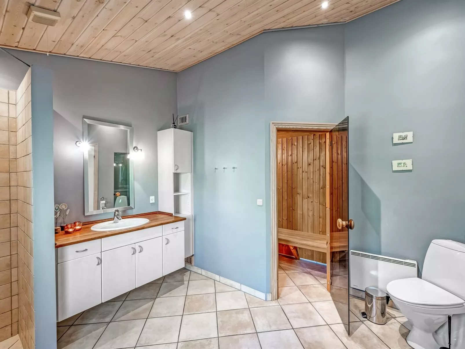 "Efka" - 600m to the fjord-Dedans