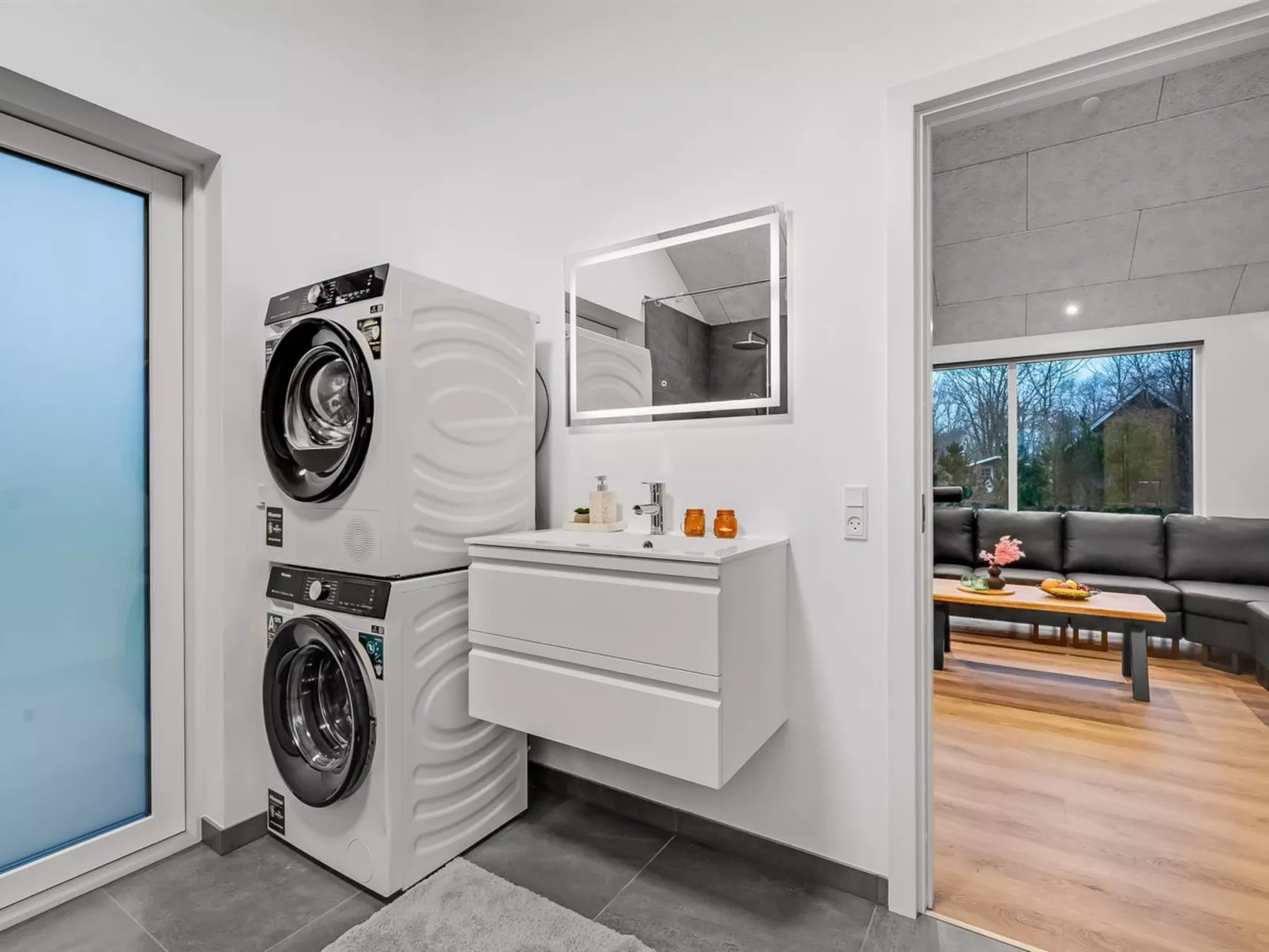 "Grimar" - 400m to the fjord-Drinnen