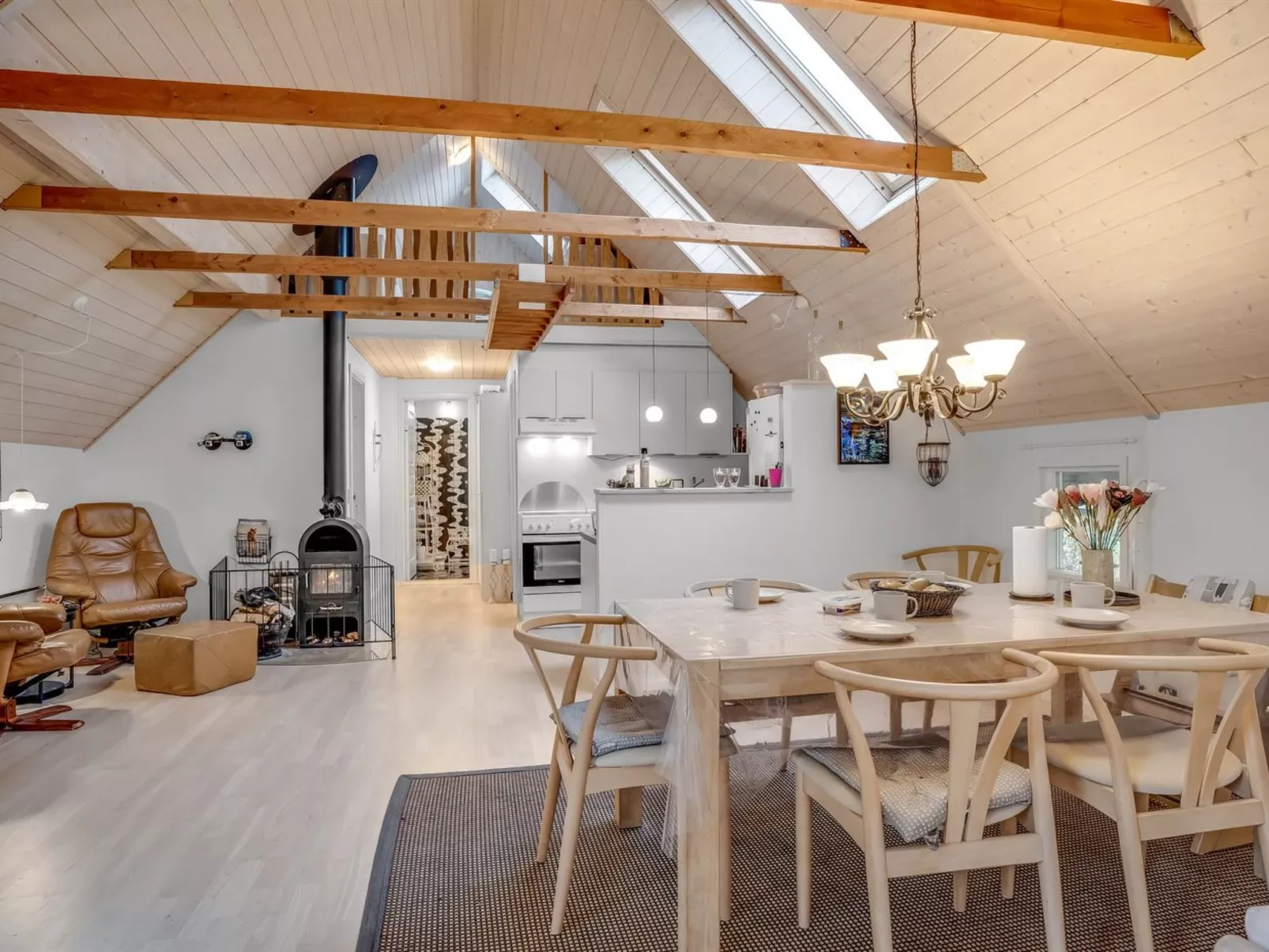 "Adisl" - 600m to the fjord-Drinnen