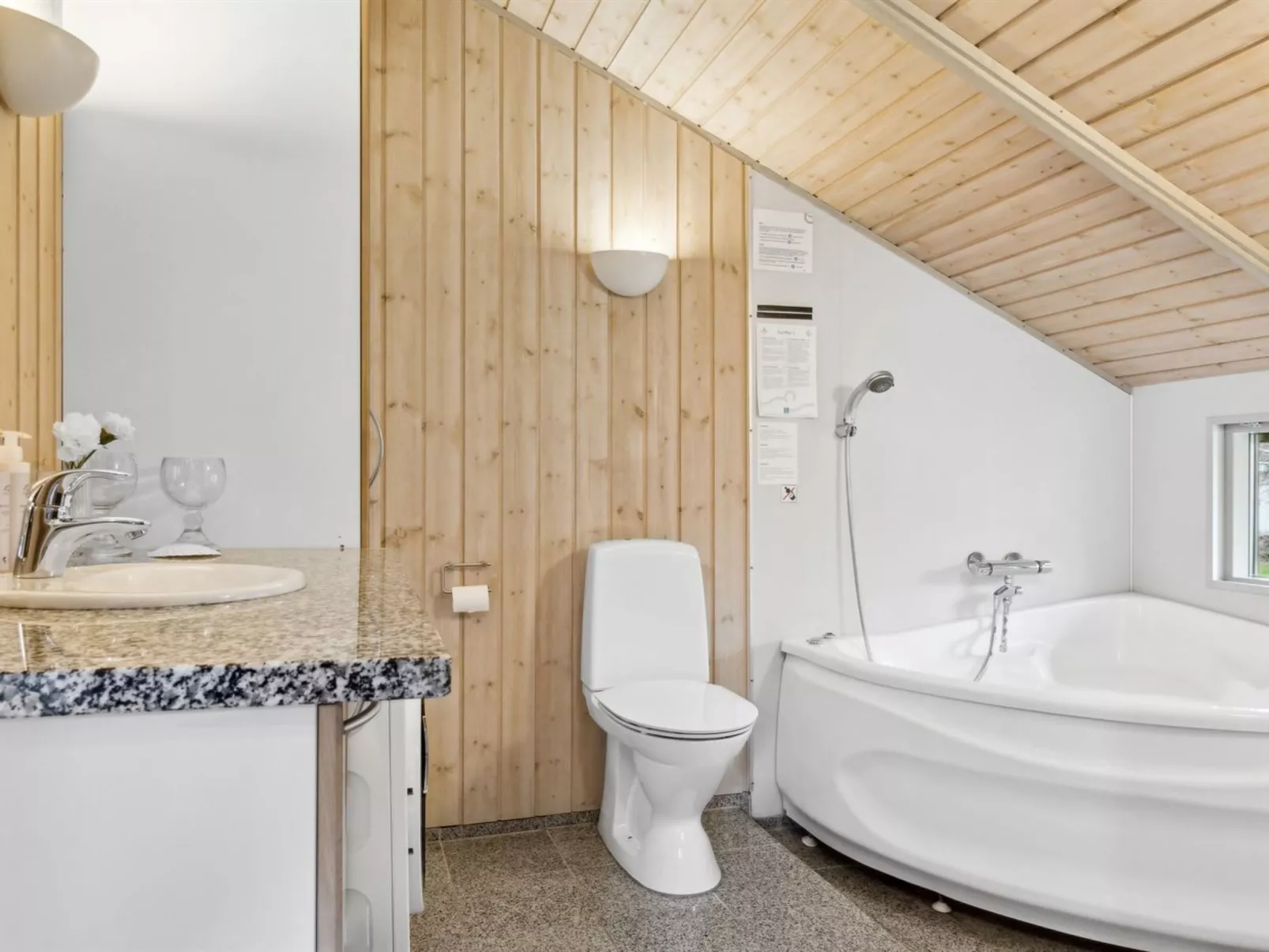 "Arent" - 1.1km from the sea-Inside