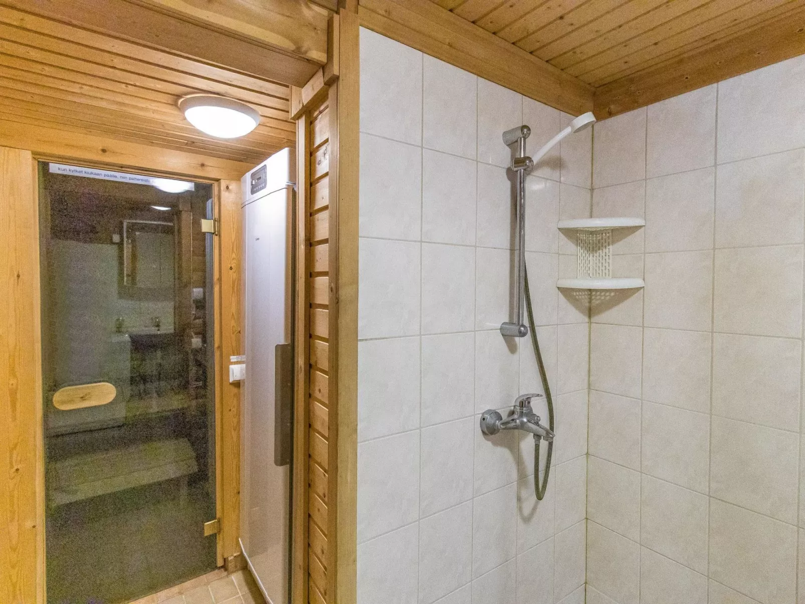 Kuukkelin tupa 1-Dedans