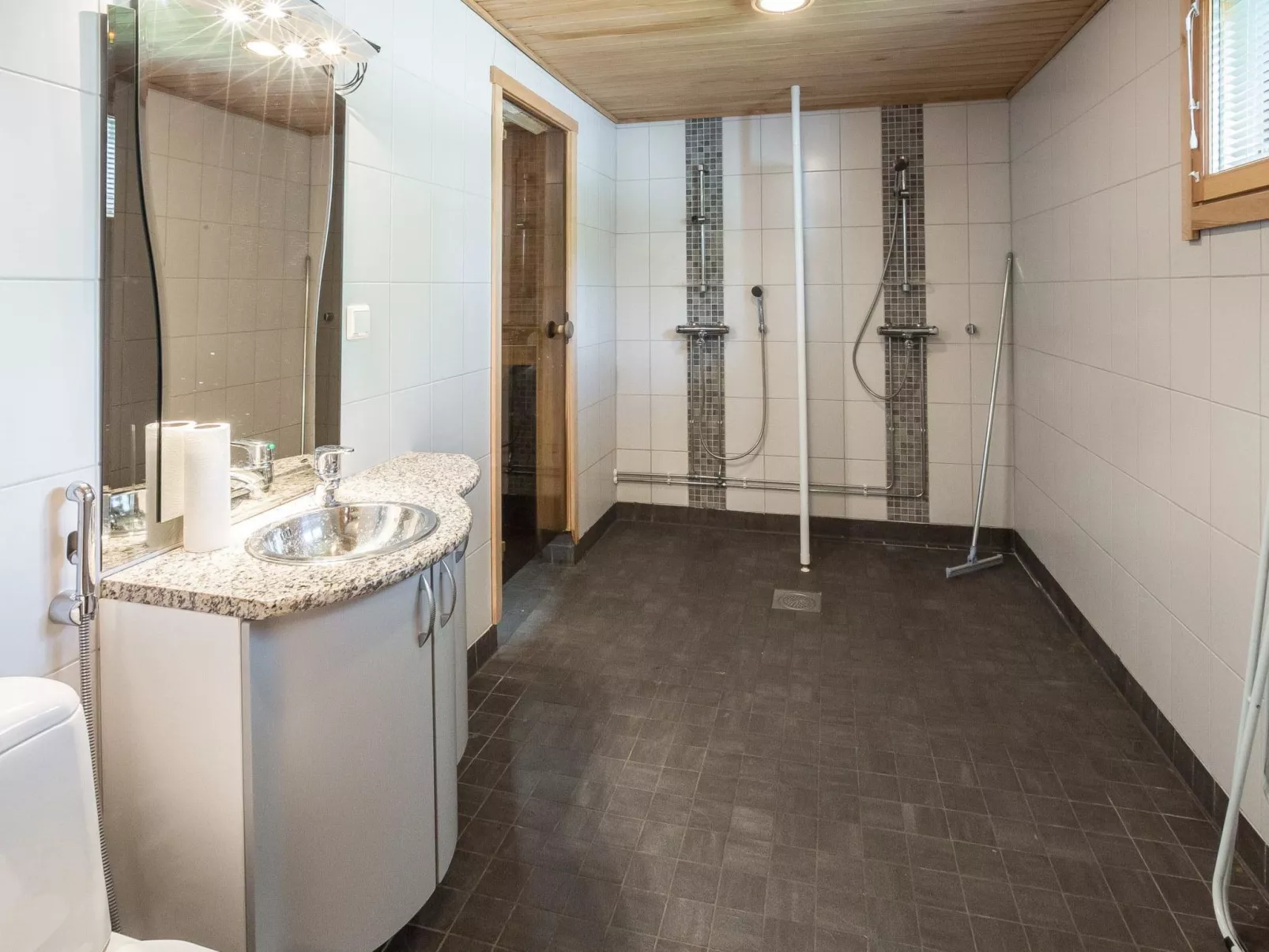 Lomaylläs / hankipolku 2-Inside