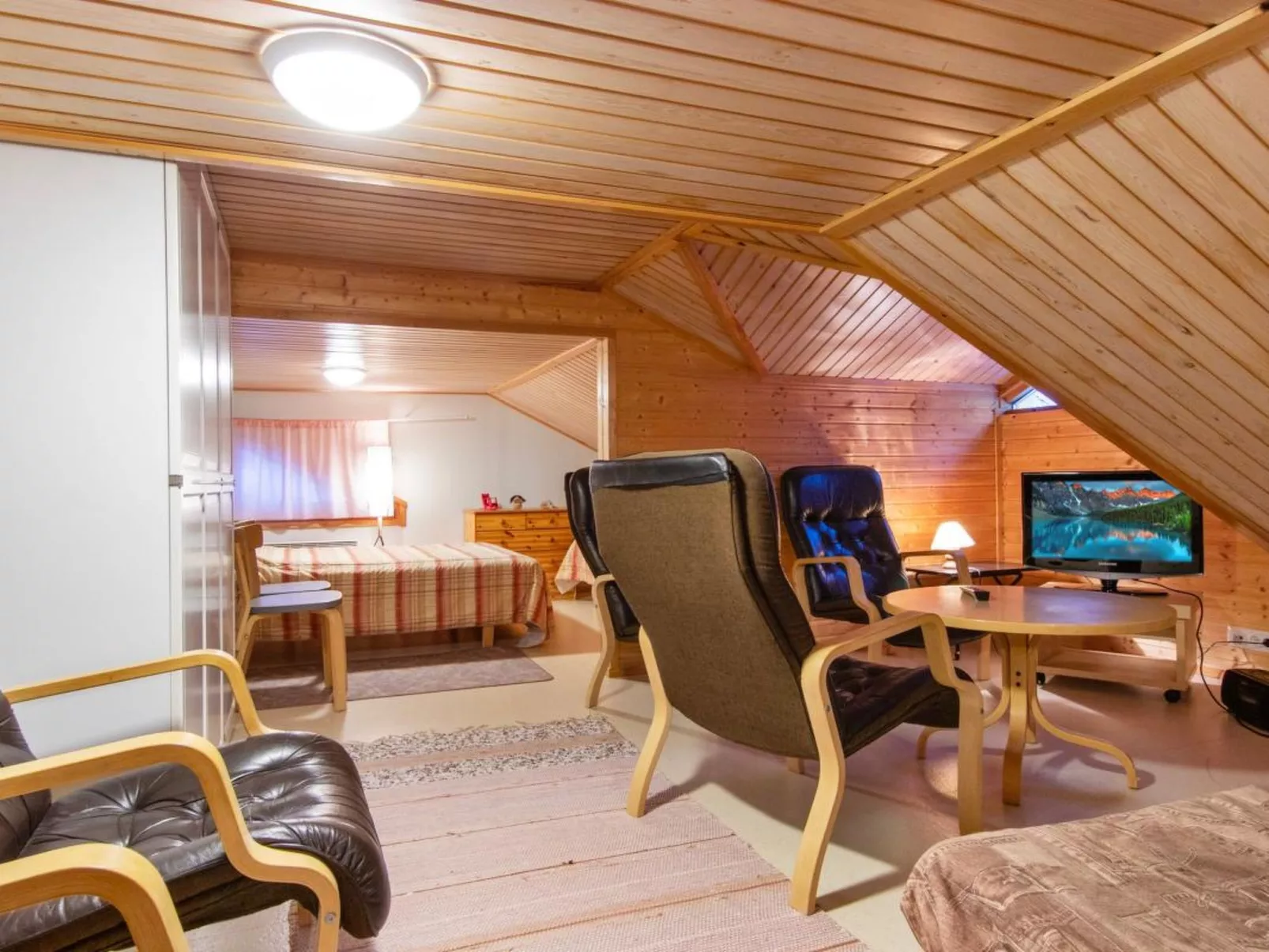 Korpipalo (ent. yllästunnelma 2 b 7)-Dedans