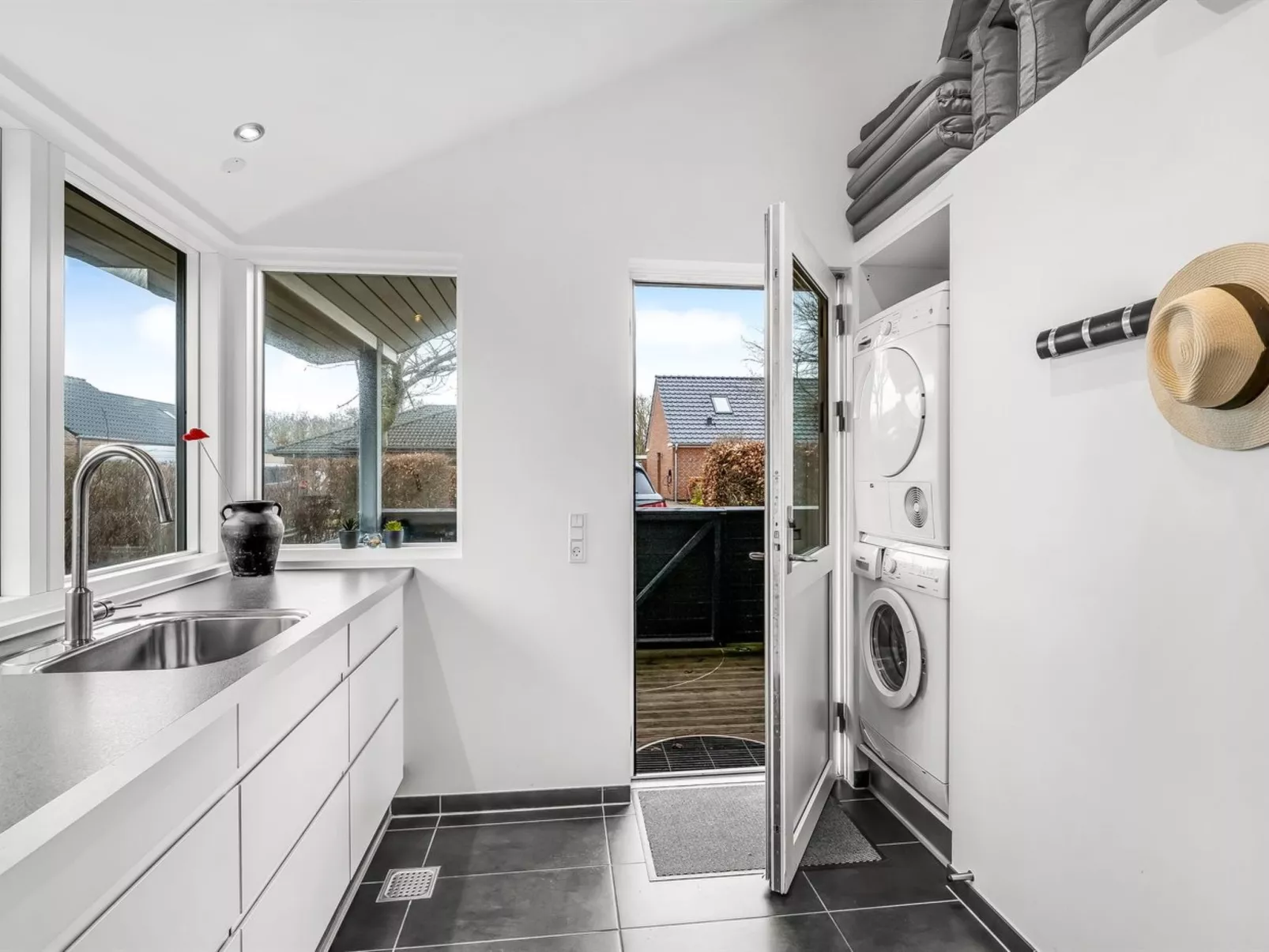 "Carlie" - 250m to the fjord-Inside